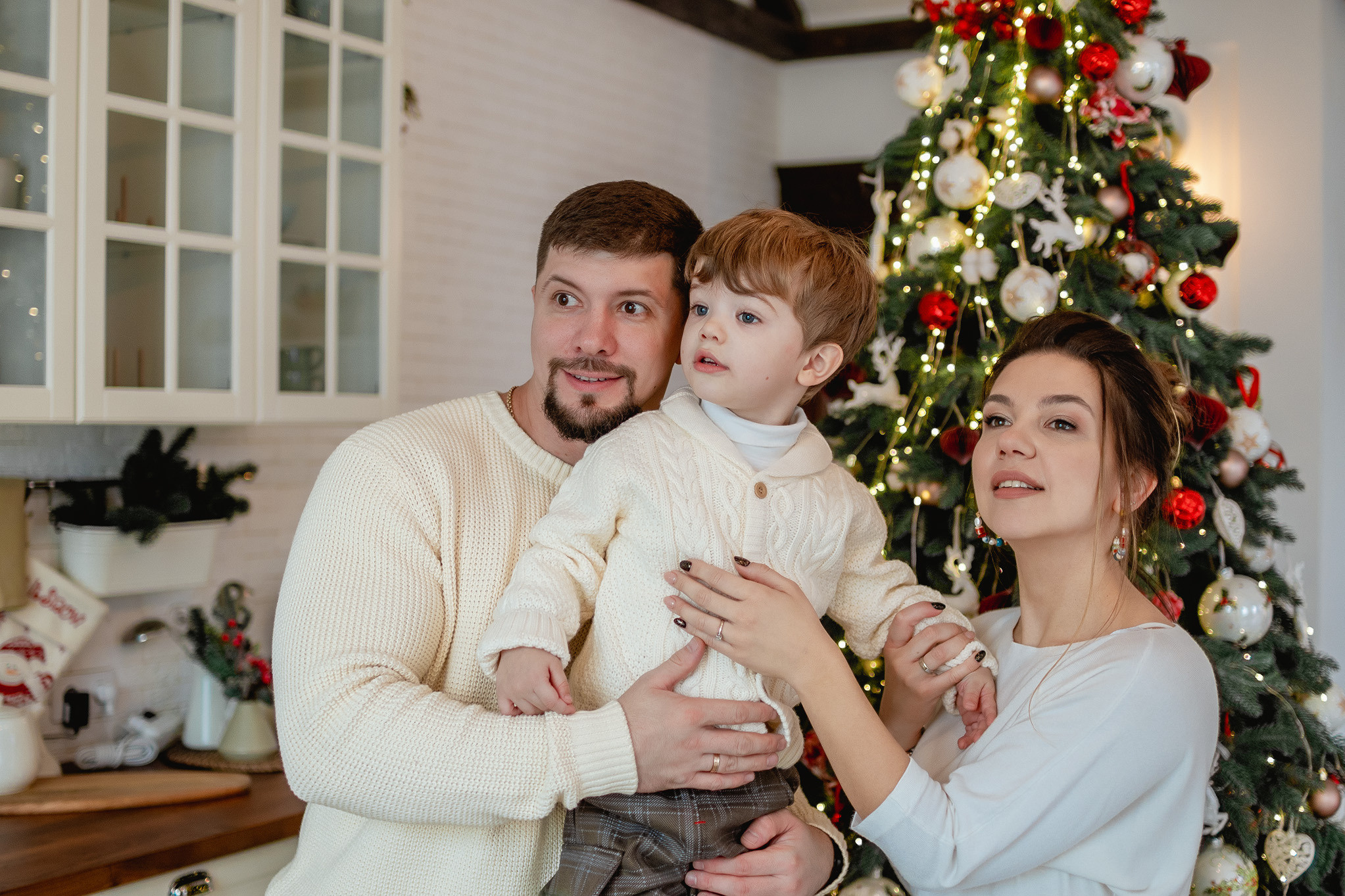 Елена, Демид, Денис. Новогодняя семейная фотосессия в фотостудии. Юлия Басня семейный и свадебный фотограф в Донецке