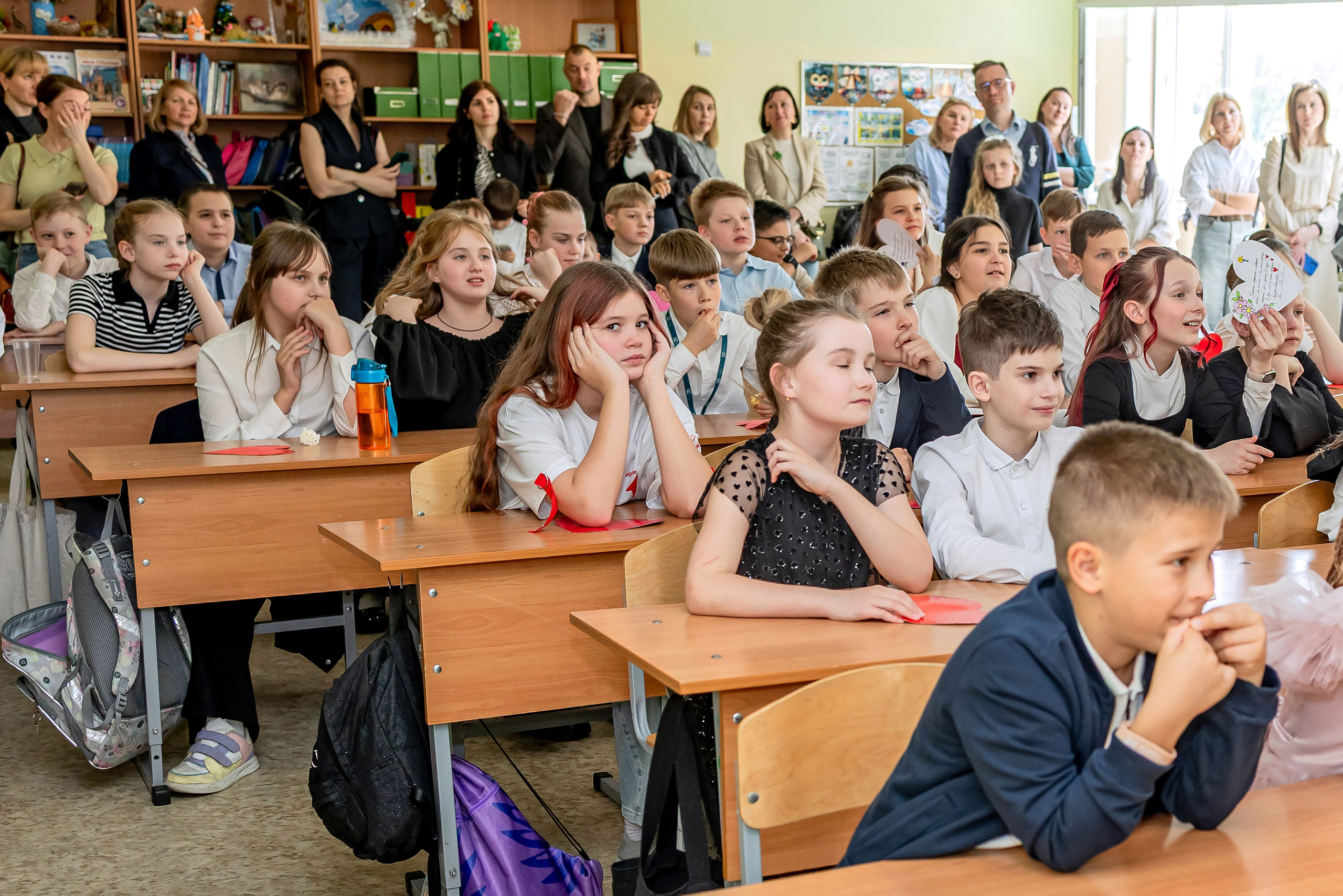 Выпускной в начальной школе в классе. Фотограф и видеограф Москва. Свадебный фотограф, видеограф. Выпускные альбомы. Оживающие альбомы
