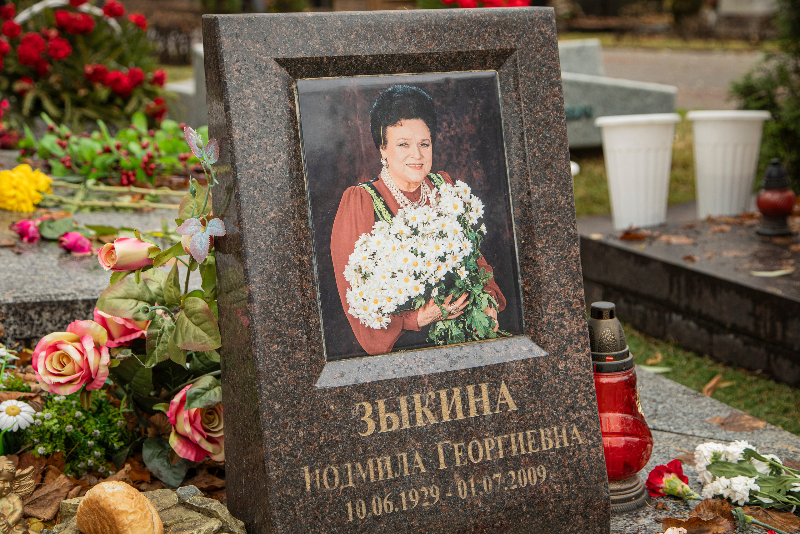 Осенняя прогулка по Новодевичьему кладбищу. Фотограф Сергей Ловкий