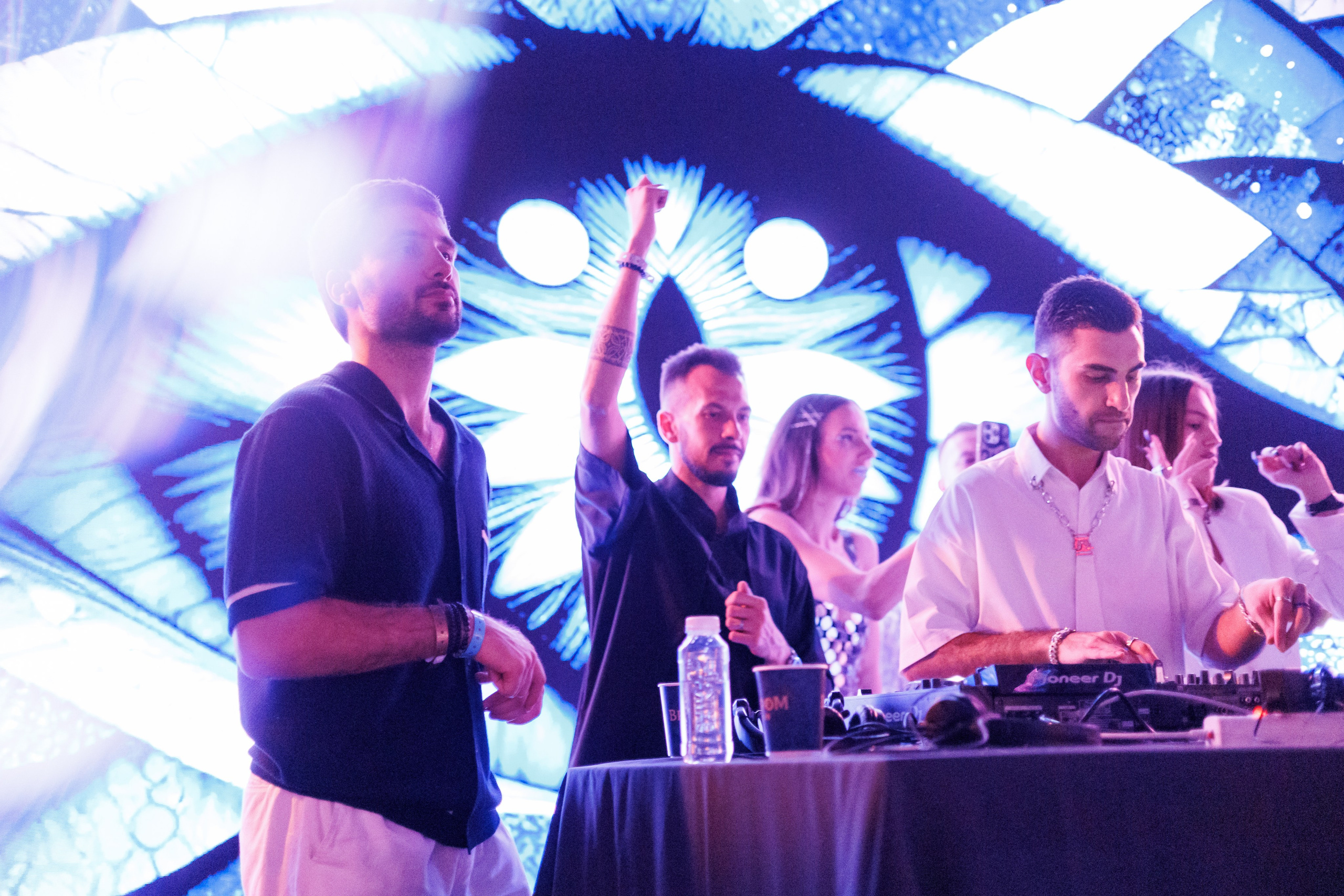 репортажный фотограф александра хитрина-диджей играет музыку