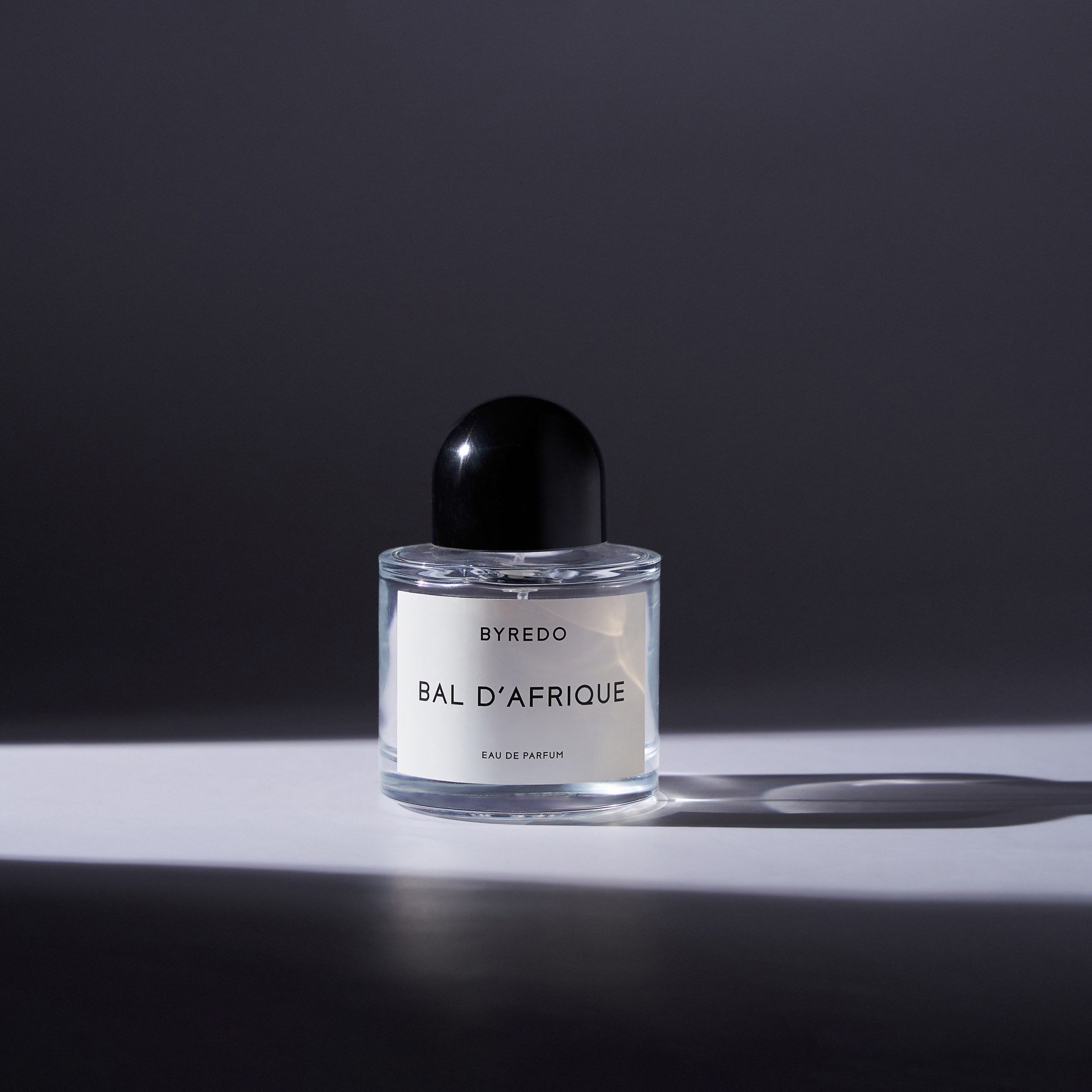 Съемка каталога духов для парфюмерного магазина на темном фоне