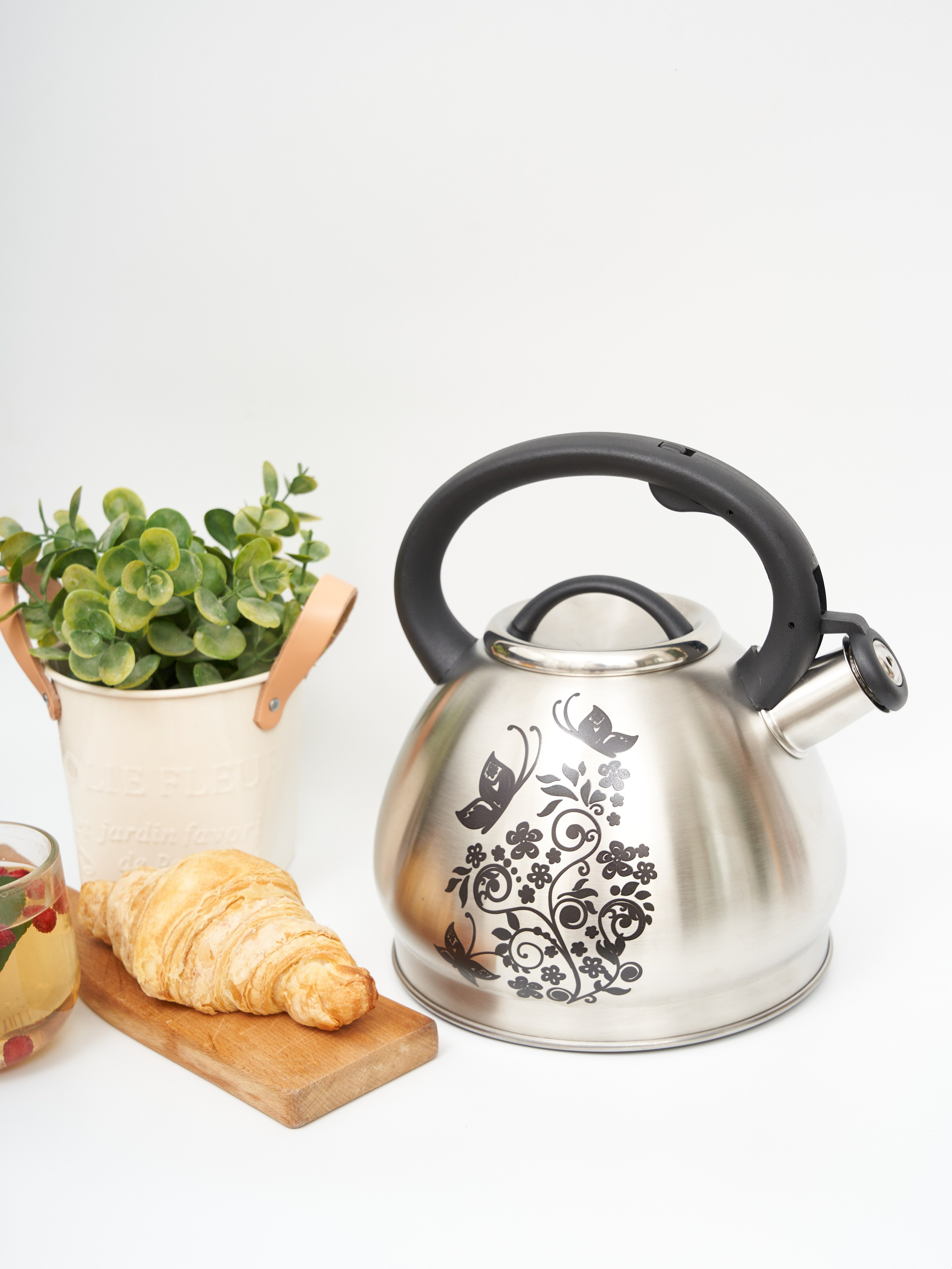 Съёмка, подчёркивающая детали и текстуры материалов, используемых в домашнем декоре.