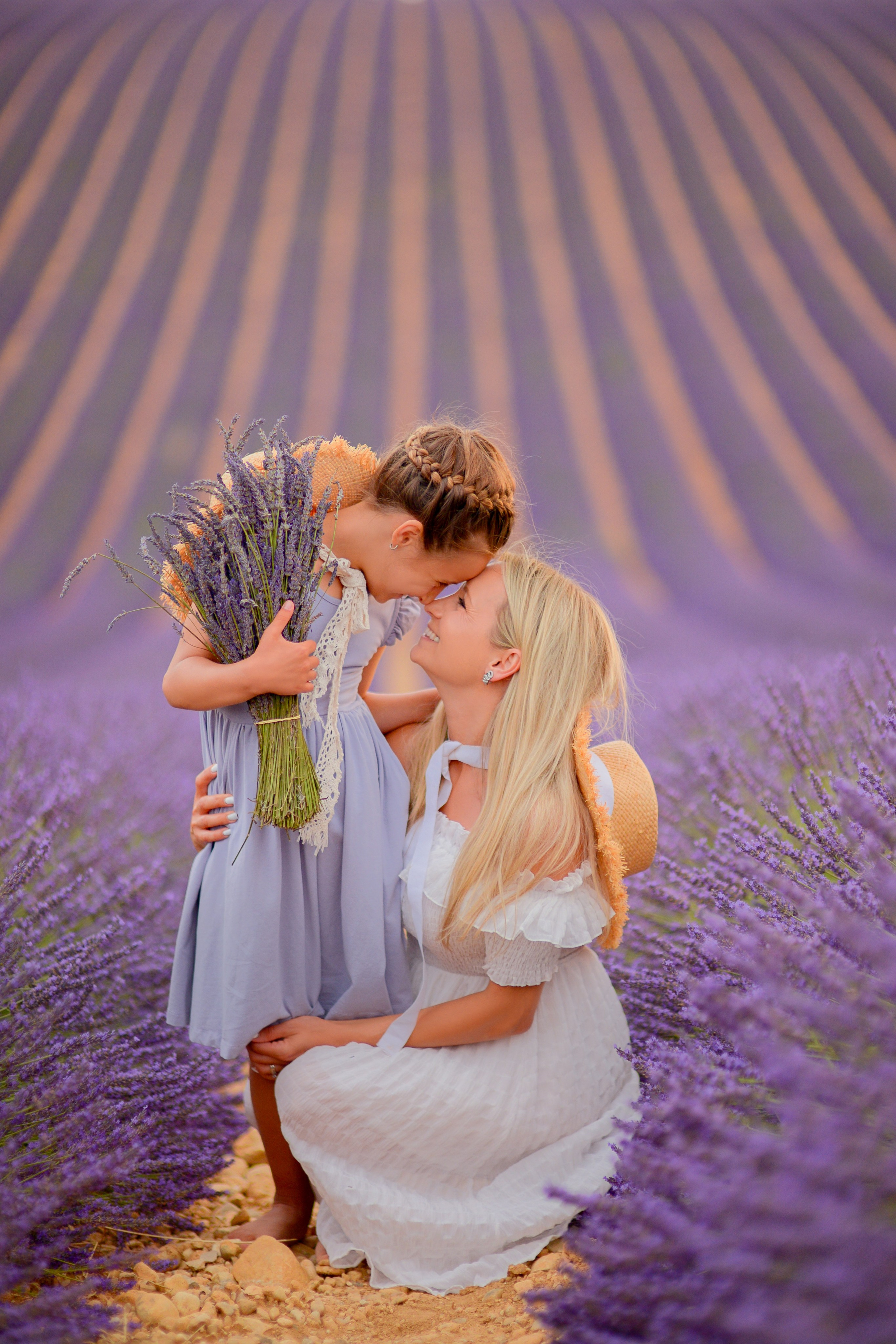 Séances photo dans les champs de lavande 2026. Photographer in Provence Julia Lipiainen