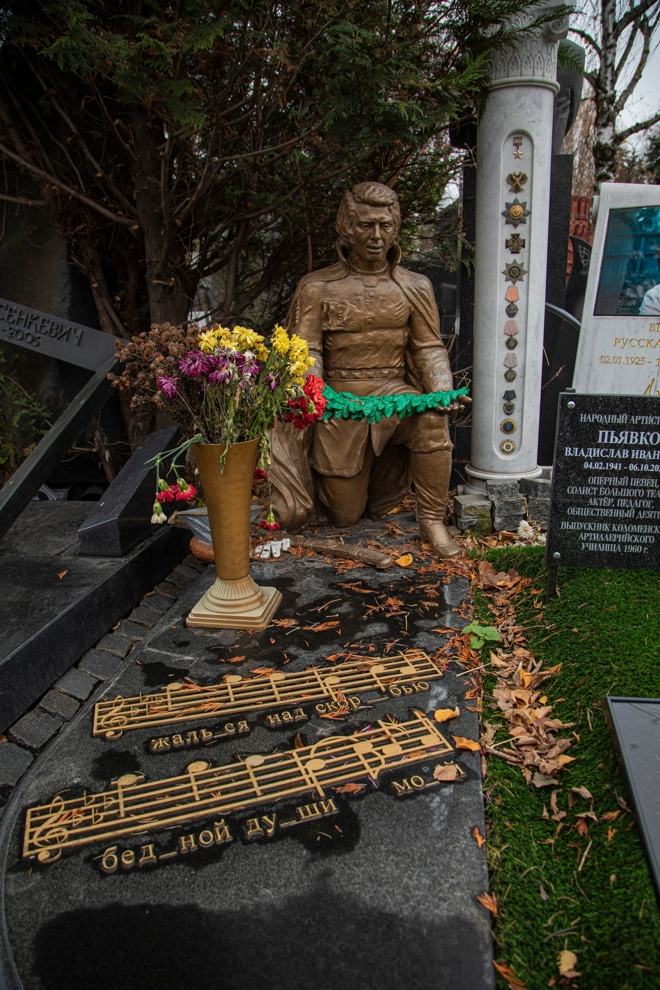 Осенняя прогулка по Новодевичьему кладбищу. Фотограф Сергей Ловкий