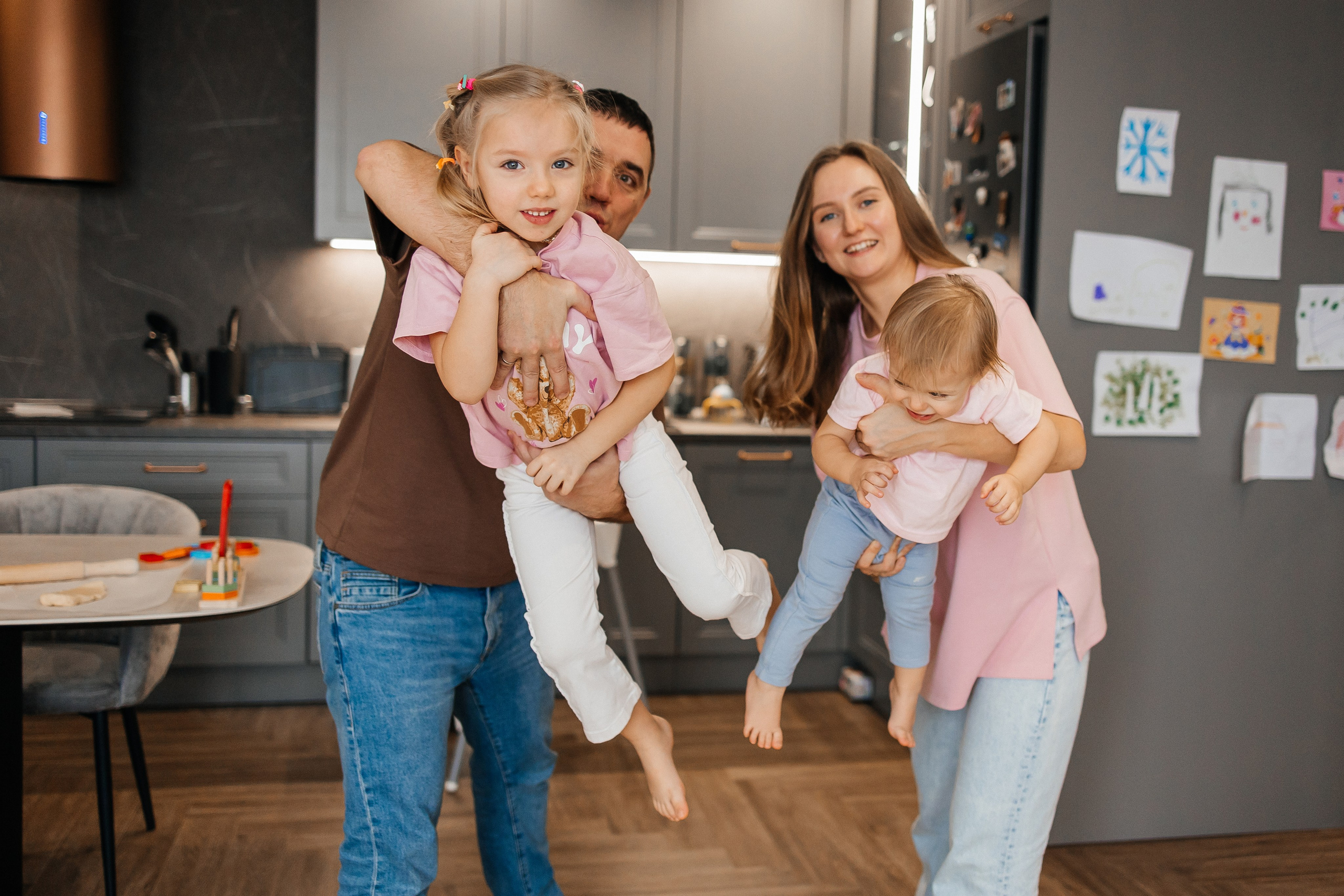 Кадры семейного быта: мама купает ребенка 2 лет, папа с ребенком 6 лет наблюдают, Москва