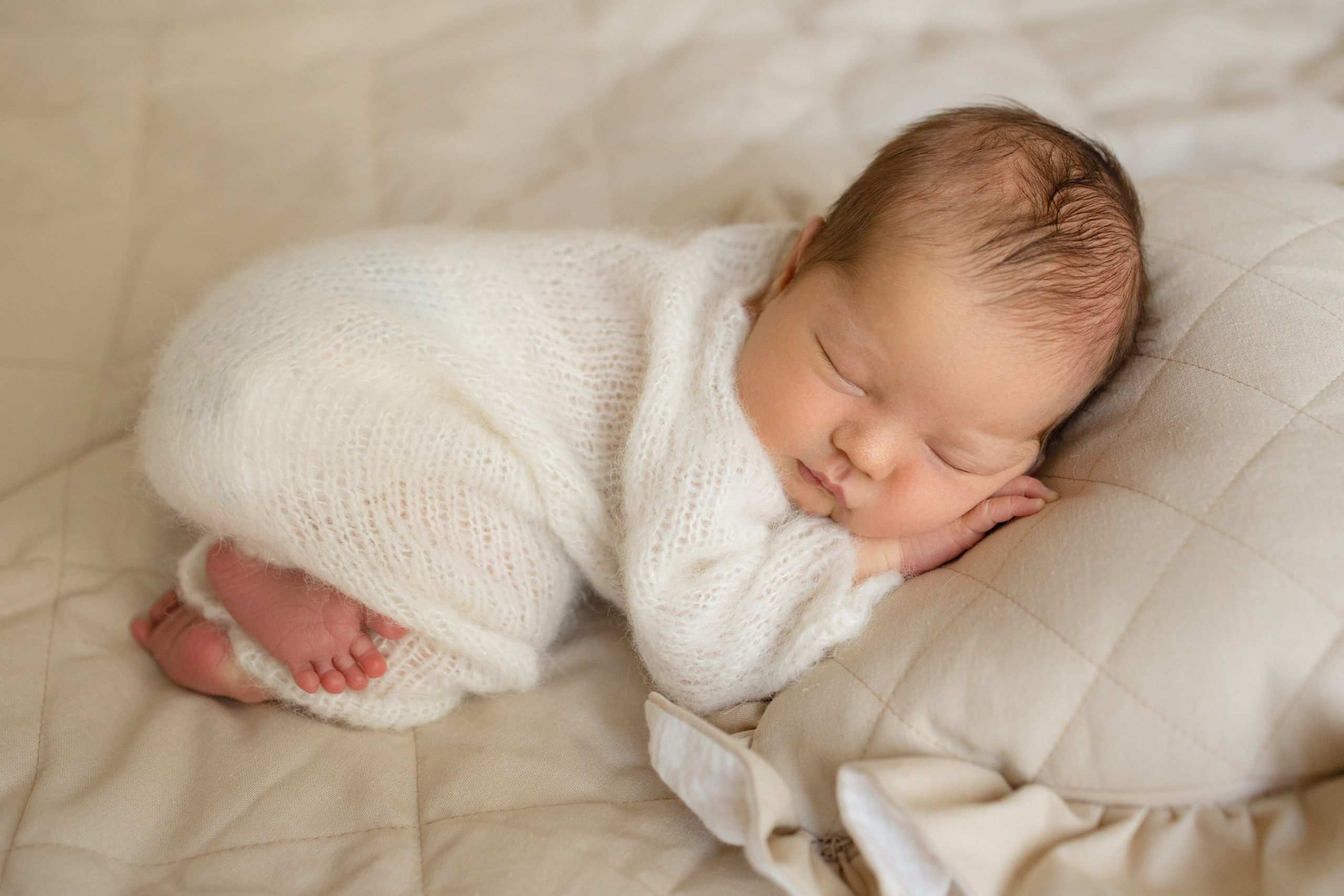 Ручки и ножки новорождённого крупным планом, натуральный стиль