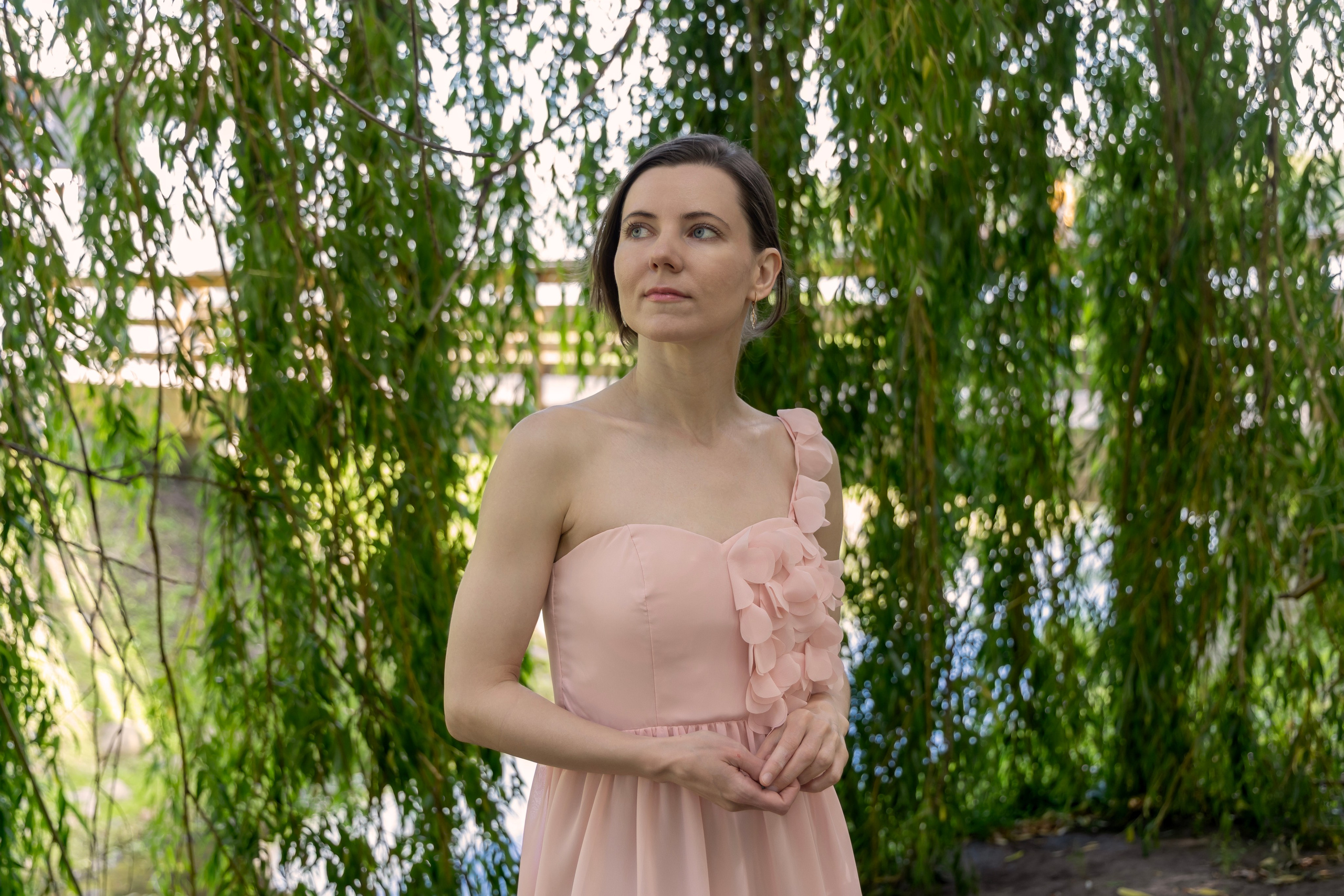 Фотосессия на новой набережной Коломенского: нежность, цветы и вдохновение. Репортажный, семейный и студийный фотограф в Москве Демин Алексей