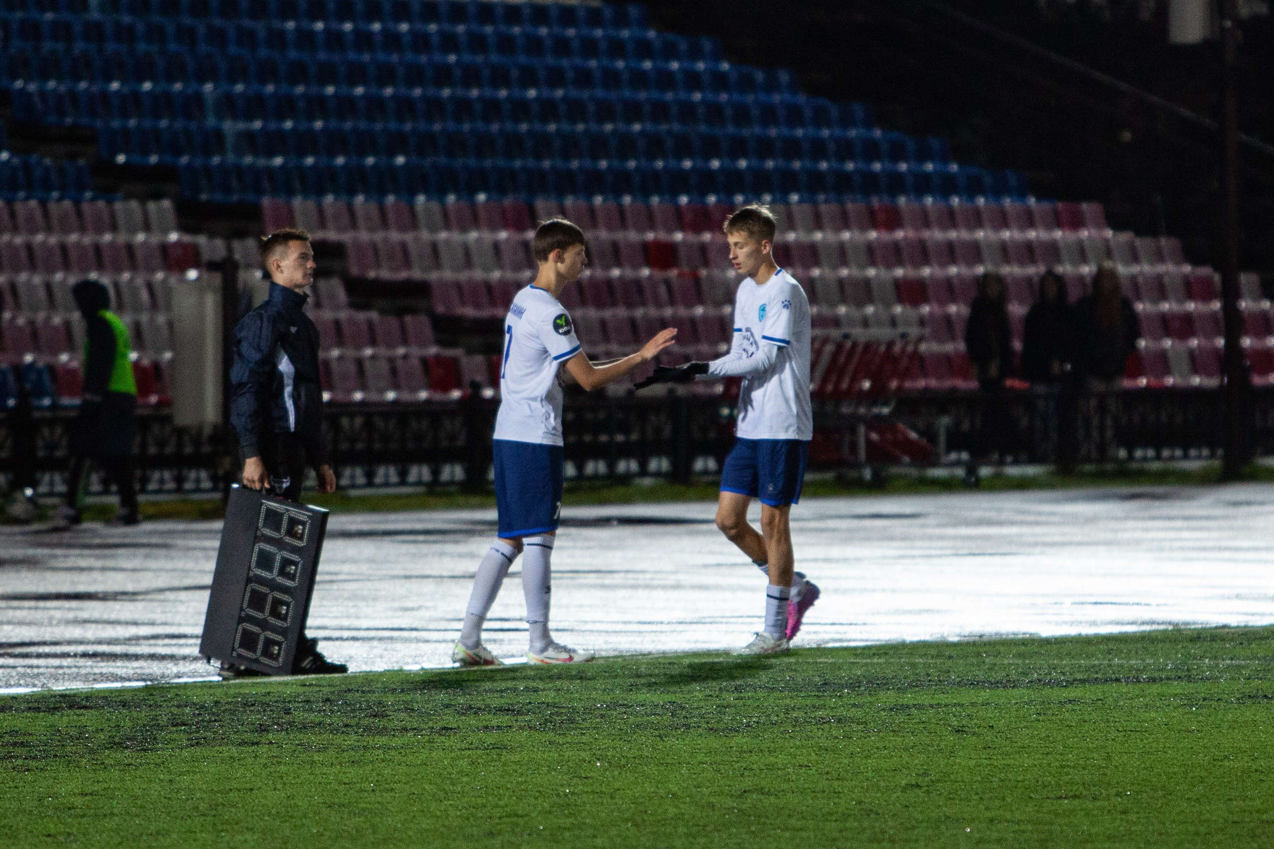 Матч юношеской футбольной лиги между командами СШ «Сахалин» и «СШОР № 1» (Комсомольск-на-Амуре) (U-18). Кутузов Евгений Фотограф в Южно-Сахалинске