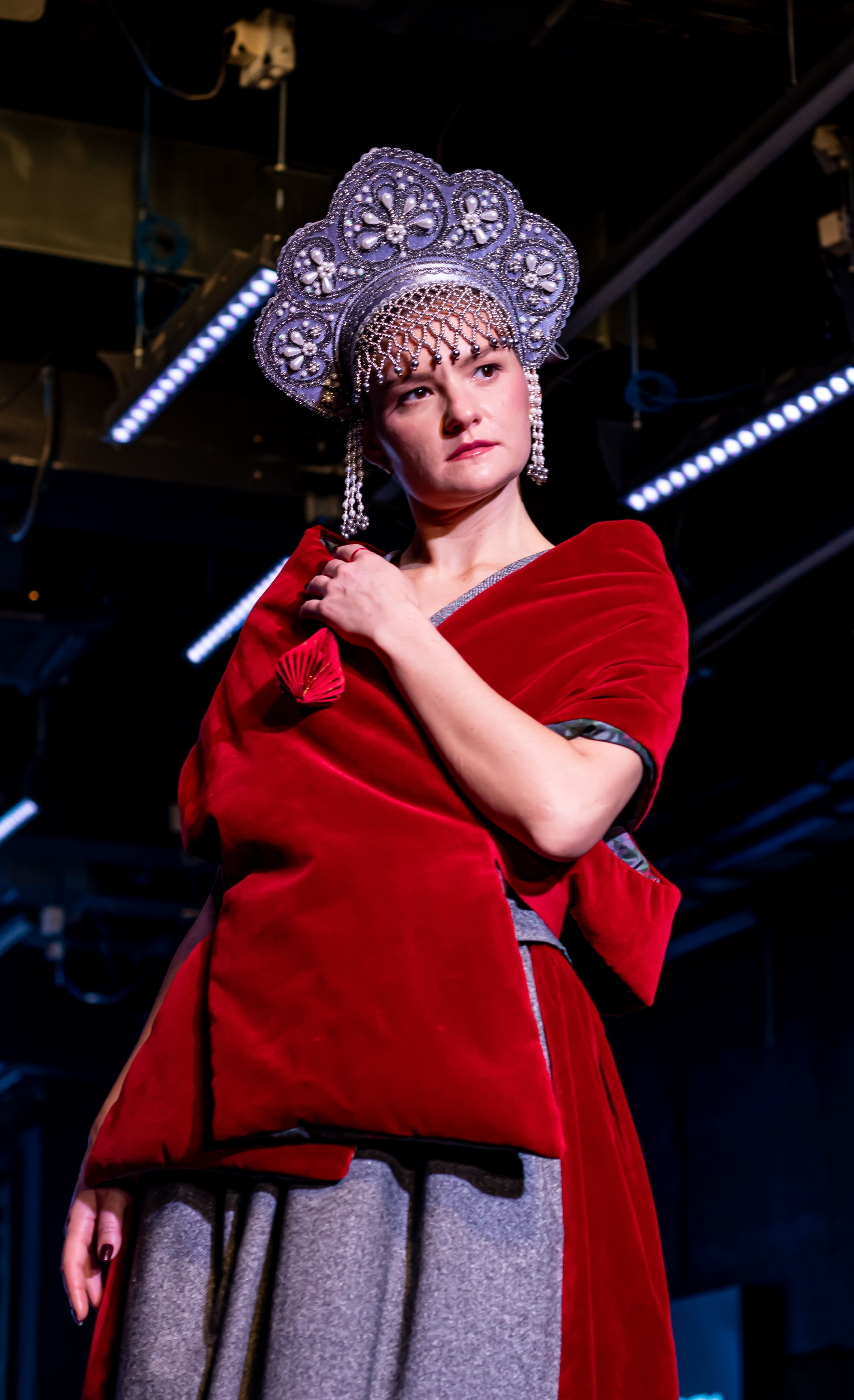 Модель в красном образе на подиуме — фотосъёмка показа «Модная волна», fashion-мероприятие