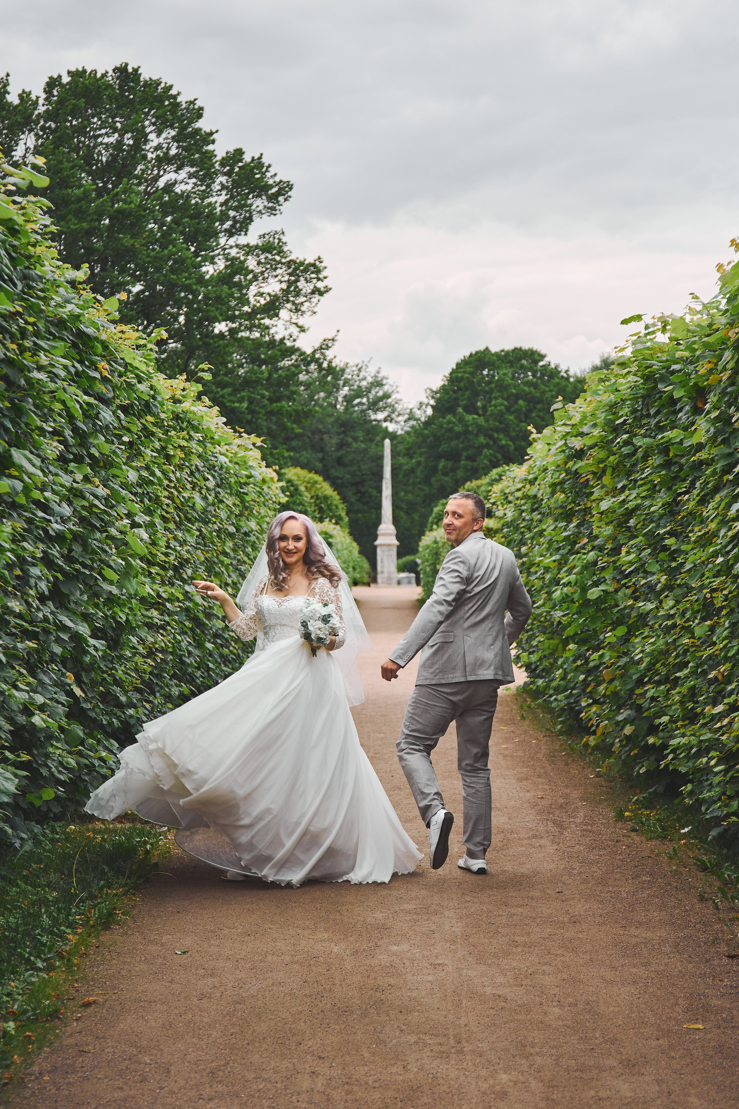 Молодая пара жениха и невесты гуляет по усадьбе Кусково