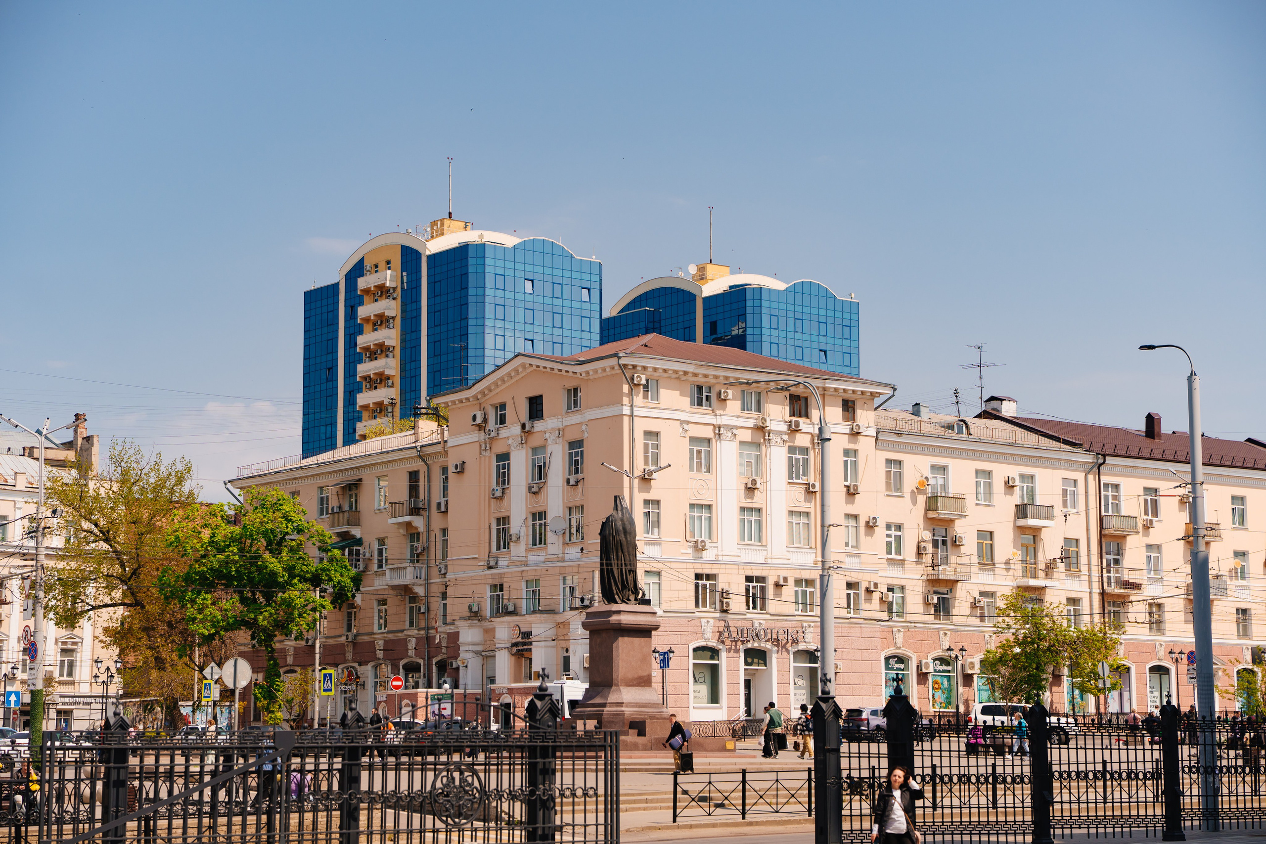 Кафедральный собор Рождества Пресвятой Богородицы в Ростове-на-Дону — один из главных православных храмов города и известная архитектурная достопримечательность юга России. Историческое здание с золотыми куполами и колокольней в центре Ростова-на-Дону 9.05.2026, фотограф Андрей Сайфутдинов