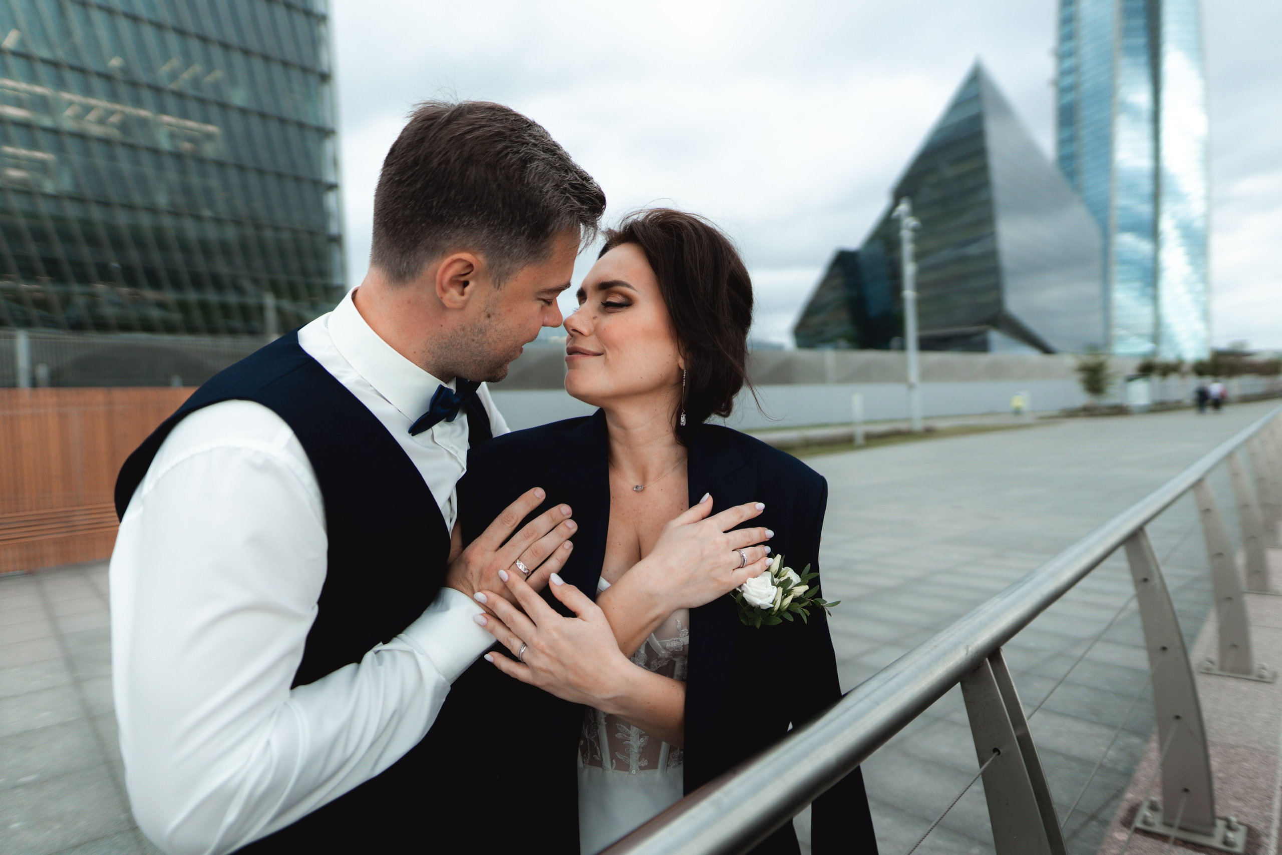 жених одевает на невесту свой пиджак