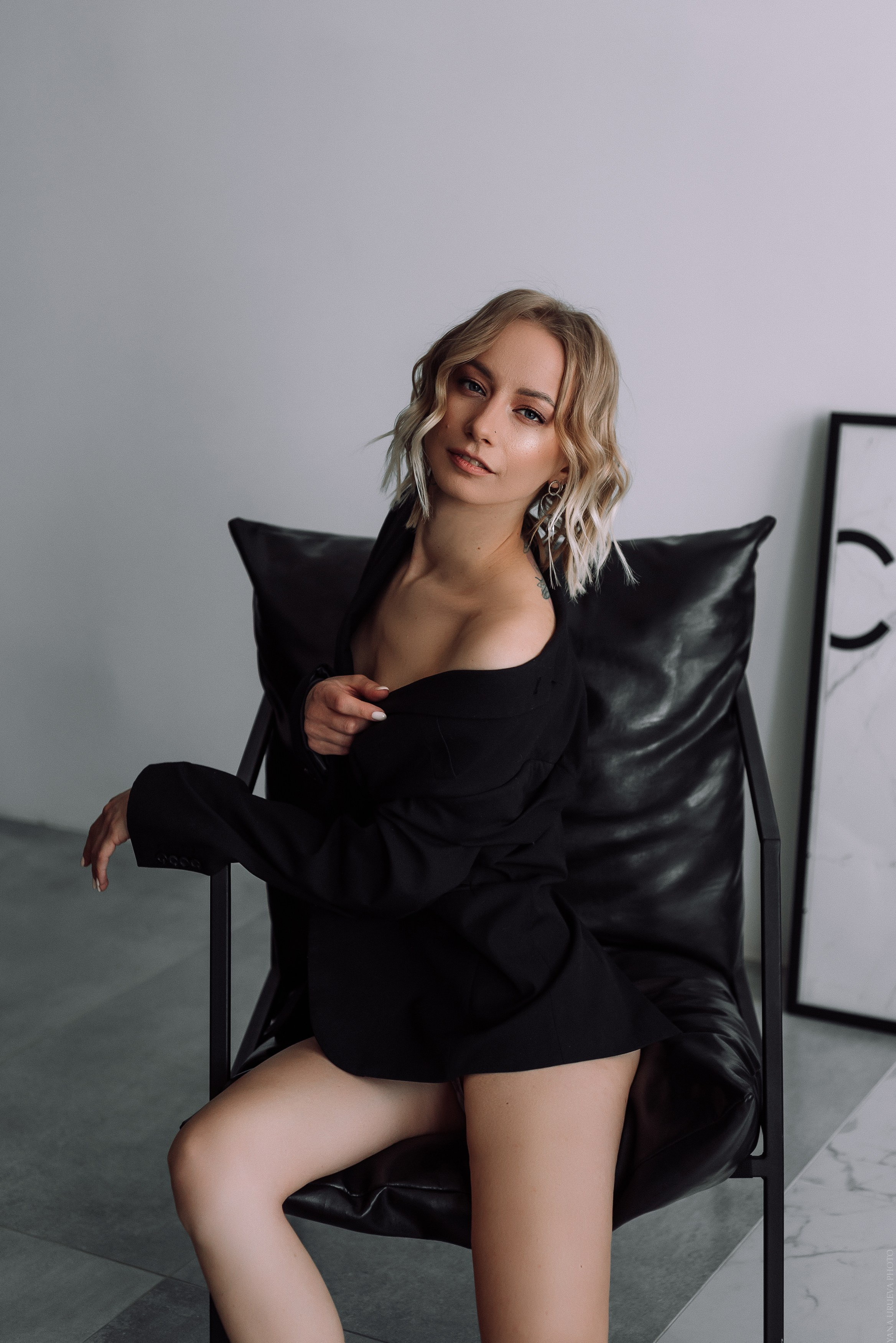 Девушка в оверсайз пиджаке на голое тело