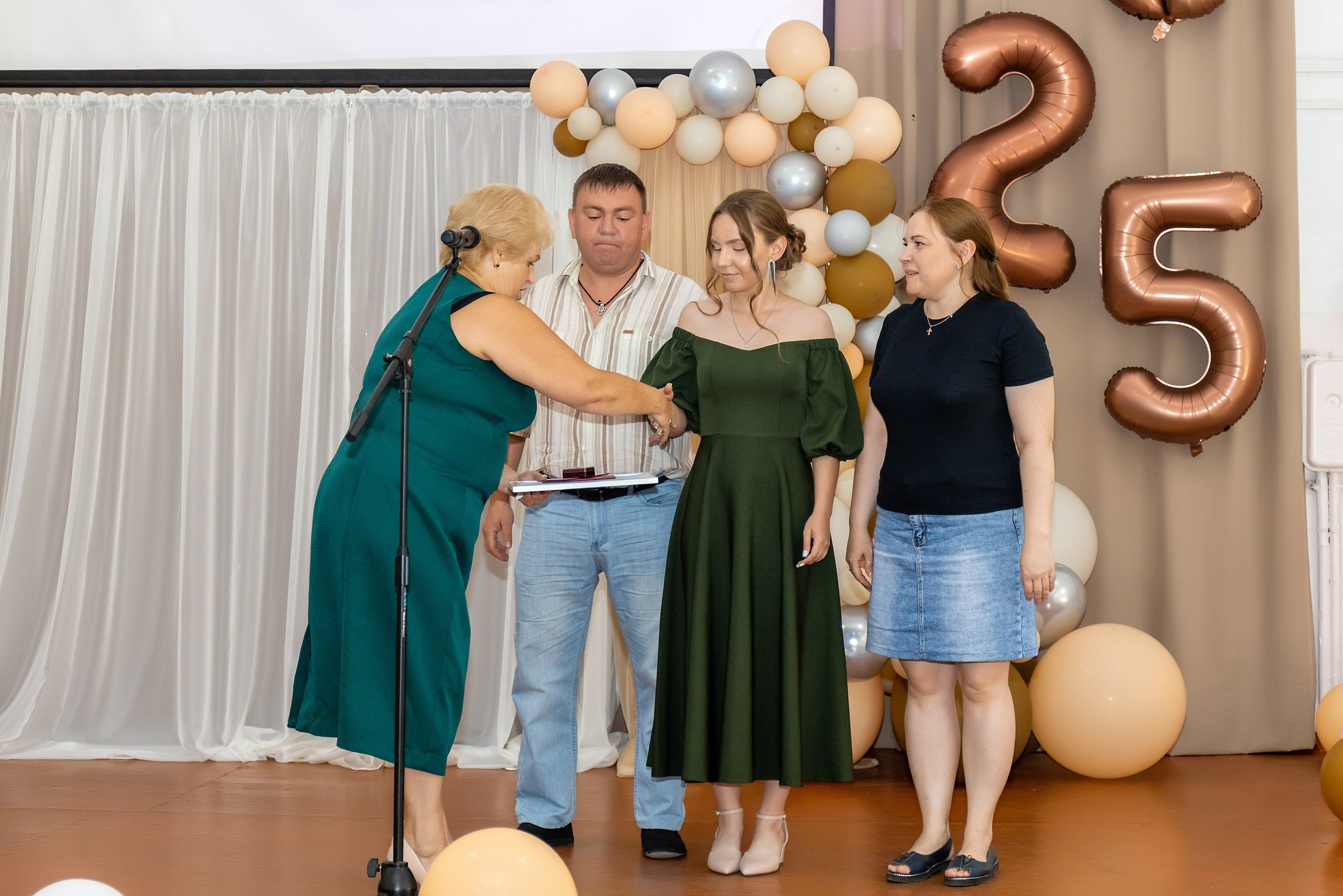 Выпускной. Школа 22, 11 класс. Стильный выпускной альбом Владивосток фотограф Вероника Мигачева