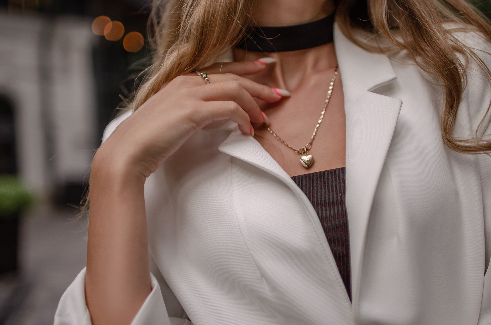 Утонченная кисть руки стройной модели.