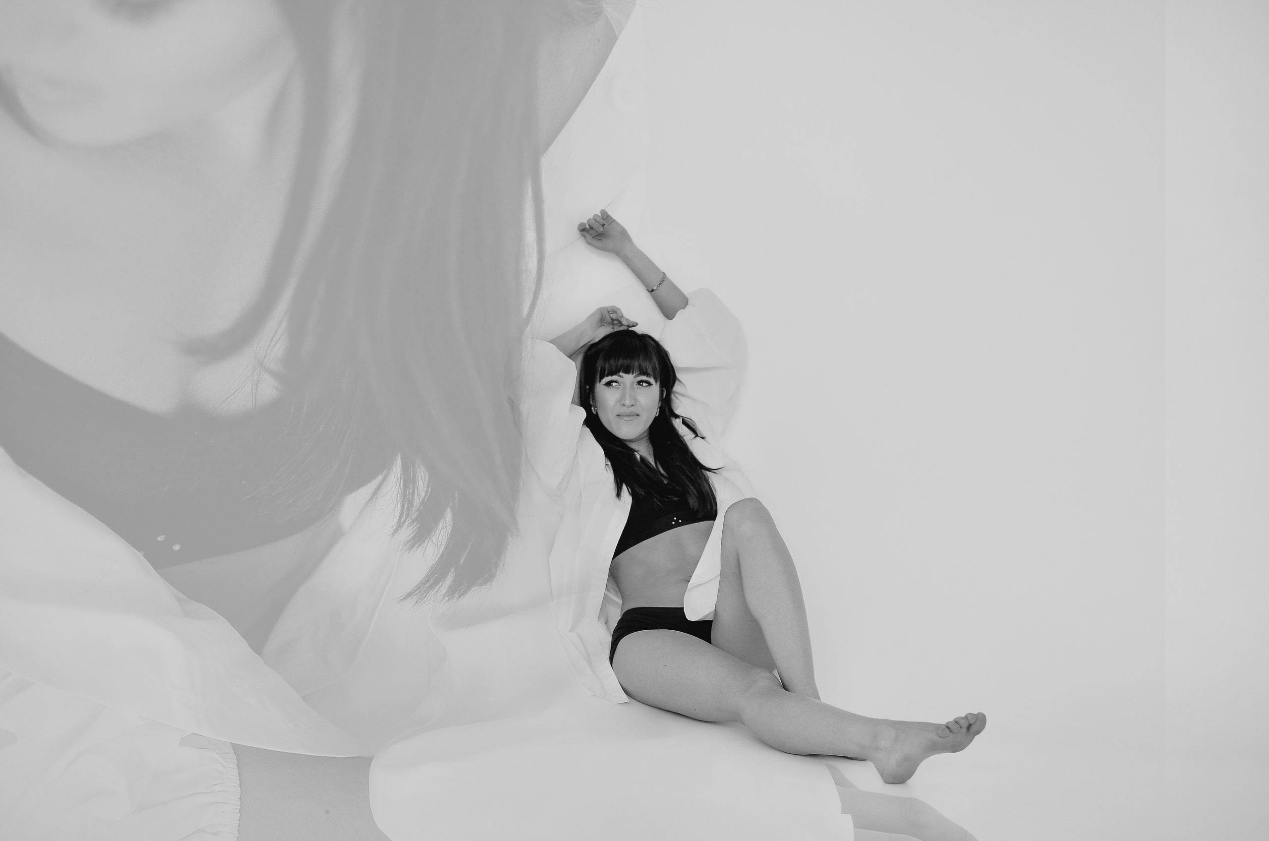 Подарочный сертификат на фотосессию в фотостудии для женщин и девушек. Позы для фотосессии в белье .