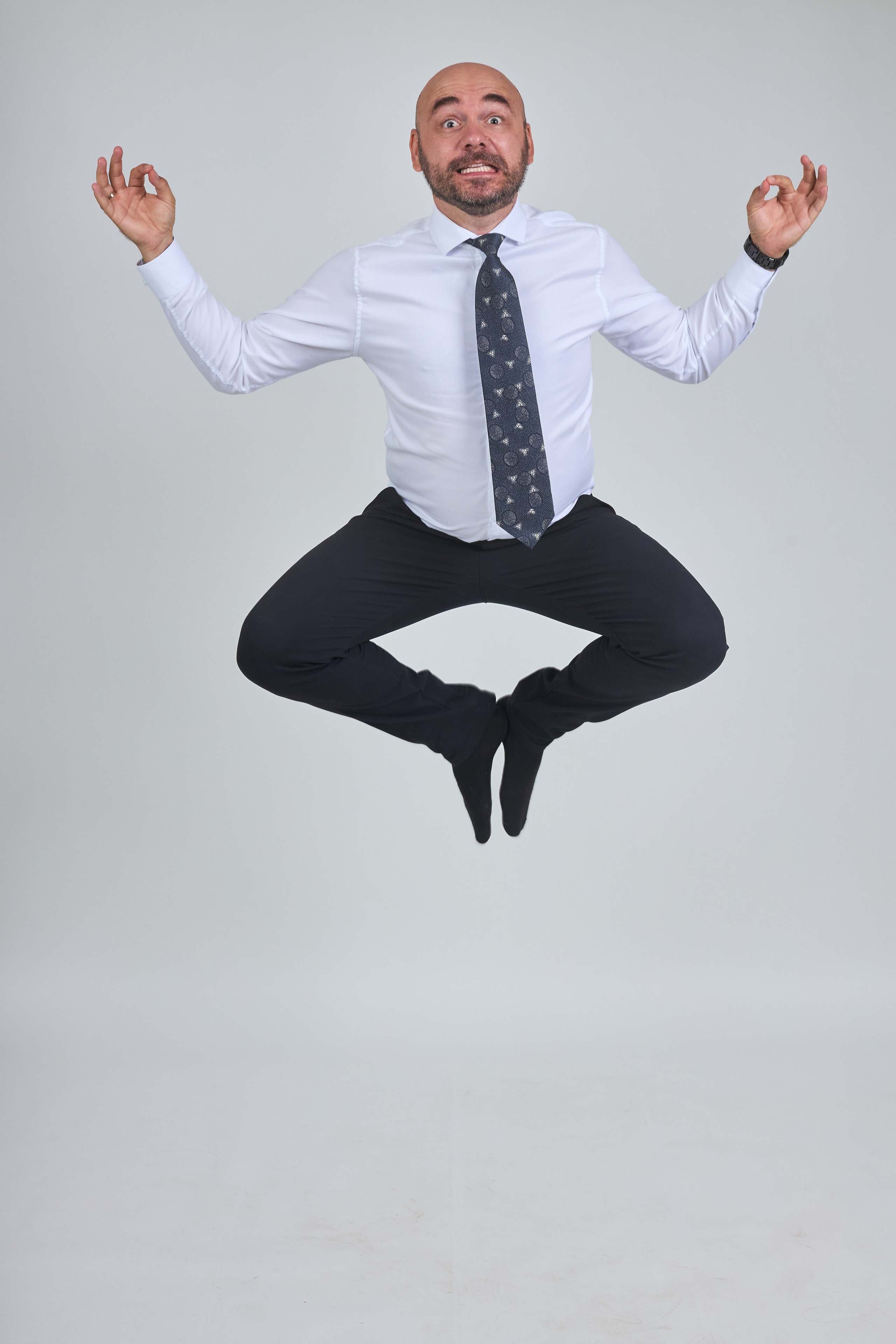 Автопортретная #5 Фотостудия где можно бизнесмены делают сумасшедшие фотографии с прыжком на белом фоне