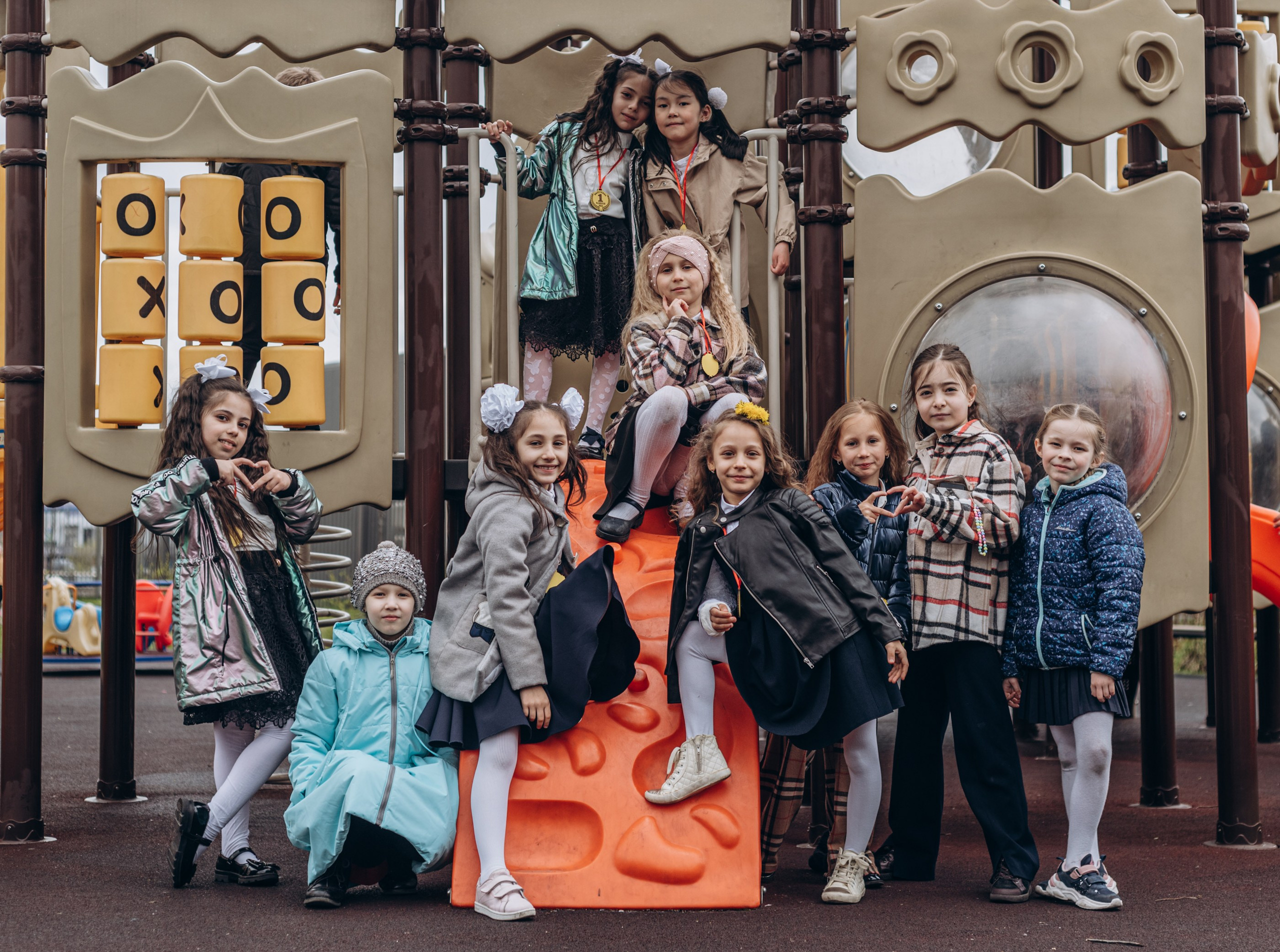 Выпускной альбом 1 класса — фотосессия в школе, деликатная ретушь и дизайн в Москве. MILATE — выпускные альбомы, фотосессии и видео в Москве