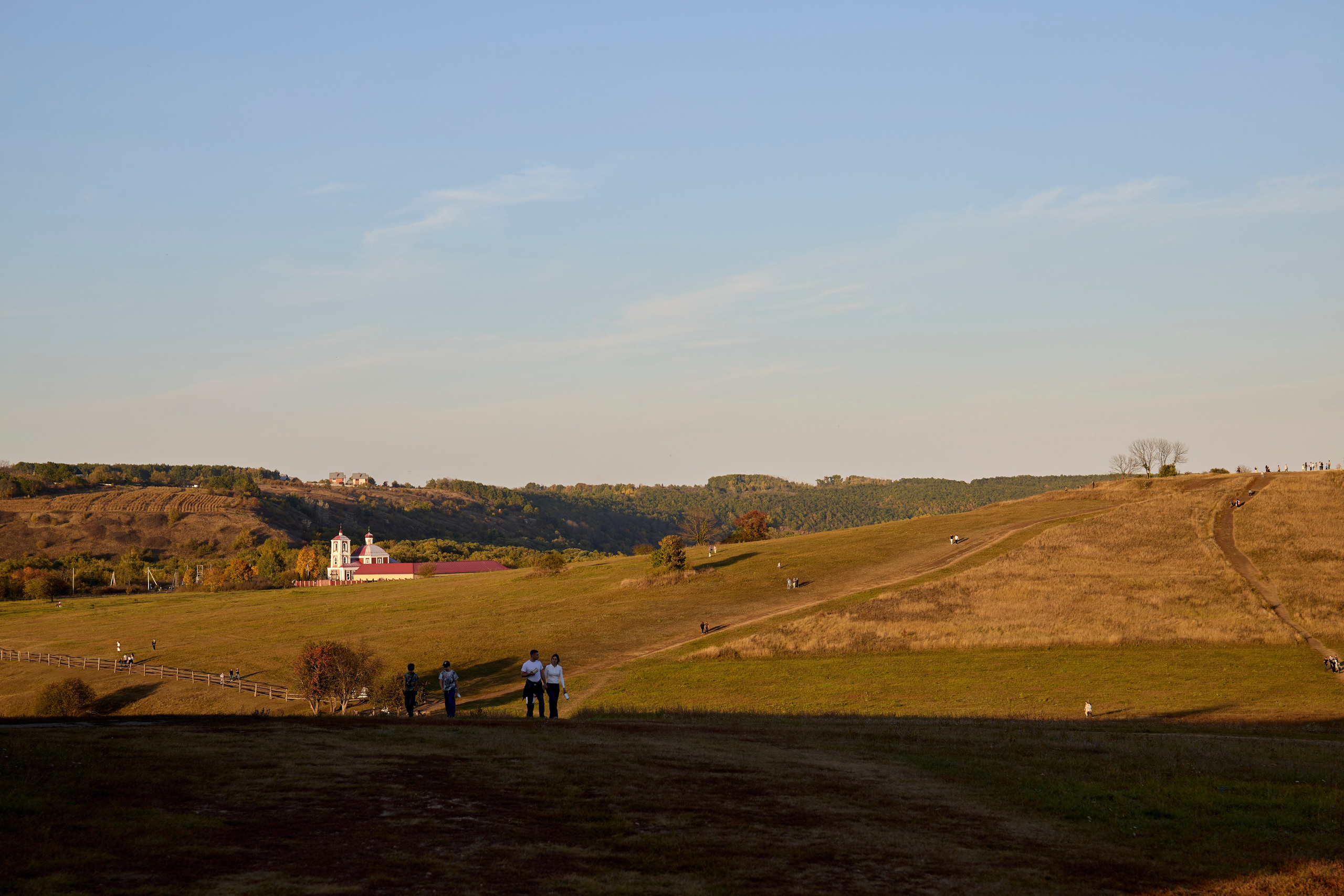 Вот она, та самая загадочная Кудыкина гора! Место сильное, красивое и очень гостеприимное. Отсюда, с вершины, открывается потрясающий вид на древний Дон. Кажется, будто стоишь на краю света, и перед тобой — вся великая история этой реки. Особенно волшебно здесь на закате, когда солнце окрашивает воду и небо в золотые и розовые края. Природа настоящая, степная, дышится очень легко. И вот среди этой природной мощи встречаешь удивительные рукотворные вещи. три богатыря сидят на поле. Отдыхают и ждут пока приготовится ужин. Или «Хоровод» на самой вершине. фигуры, взявшись за руки, словно охраняют покой этого места. Чувствуется какая-то особая сила и энергетика. Отличный повод задуматься о вечном и сделать классные кадры! Но главный сюрприз, ради которого многие и едут — ждёт в конце. Тот, кто даёт понять: вы действительно на Кудыкиной горе! Вот он, местный житель — огнедышащий Змей Горыныч. Теперь та самая поговорка «На Кудыкины горы воровать помидоры» звучит особенно смешно! Потому что с таким стражем ни о каких помидорах и речи быть не может. Его дело — охранять покой и устраивать по-настоящему огненное шоу на прощание. #dzen13 #желтаяшапочкаdz #кудыкинагора #тревел #змейгорыныч #топ