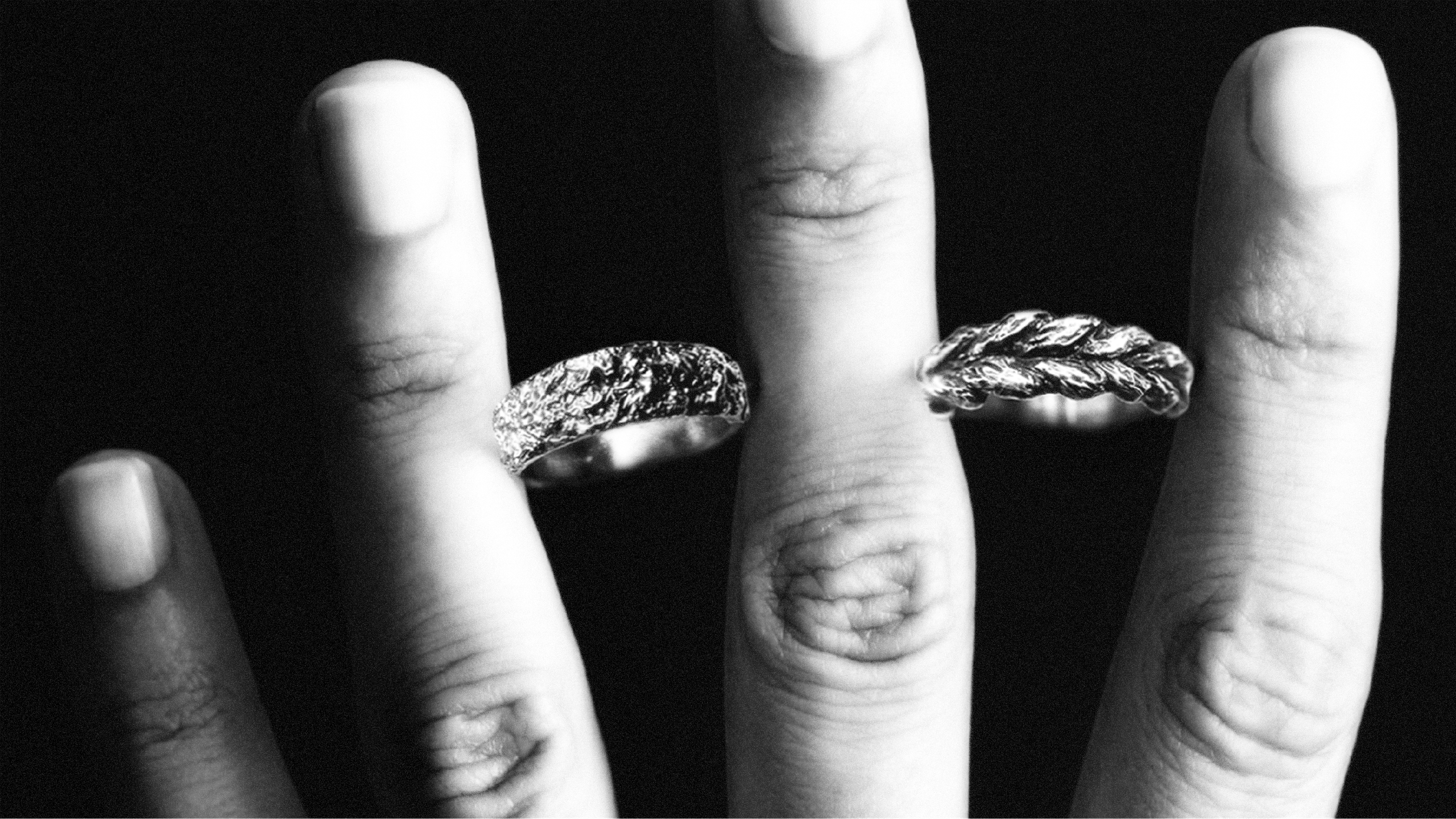 Кольца на руках, фото презентация - креативы для бренда