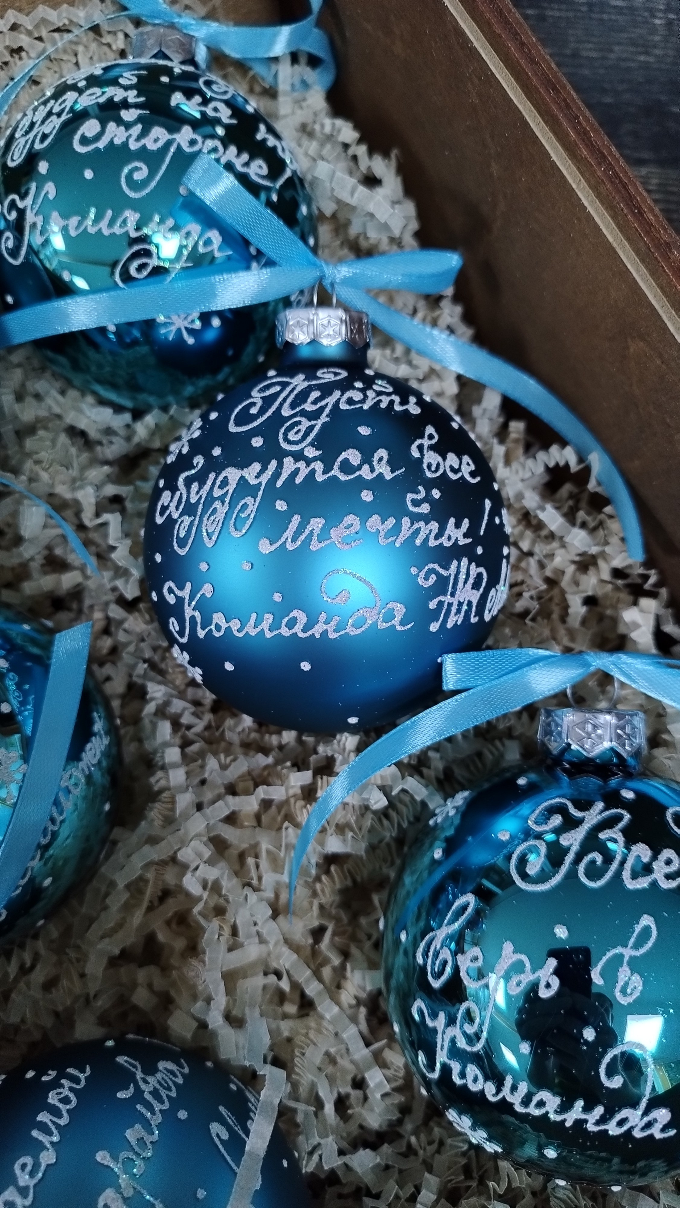 Елочный шар с росписью-Ваш лучший подарок на Новый Год. Арт-вечеринки и мастер-классы в Москве для взрослых и детей