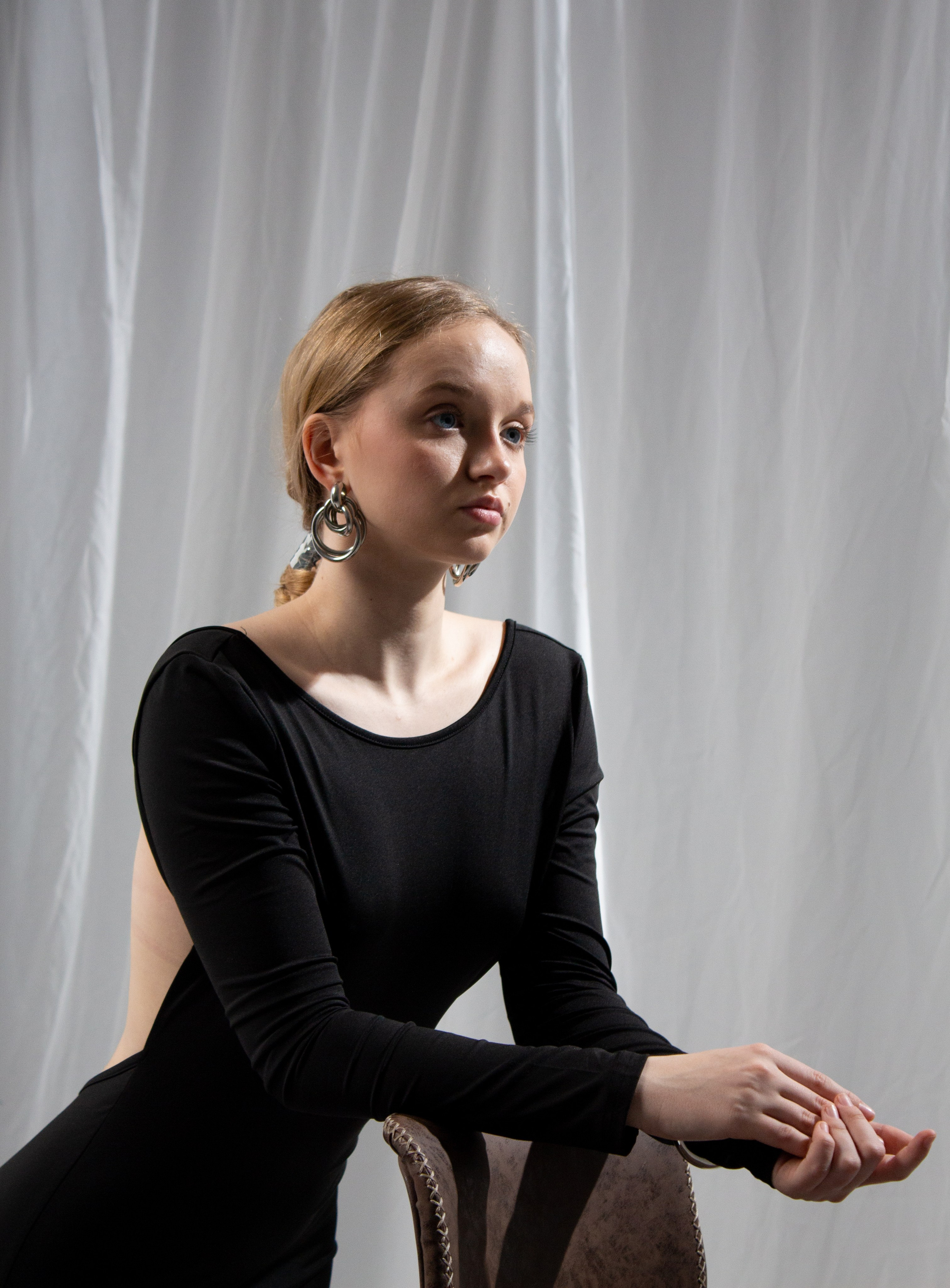 <img src="ml.jpg" alt="Съемка в студии девушки в черном платье">