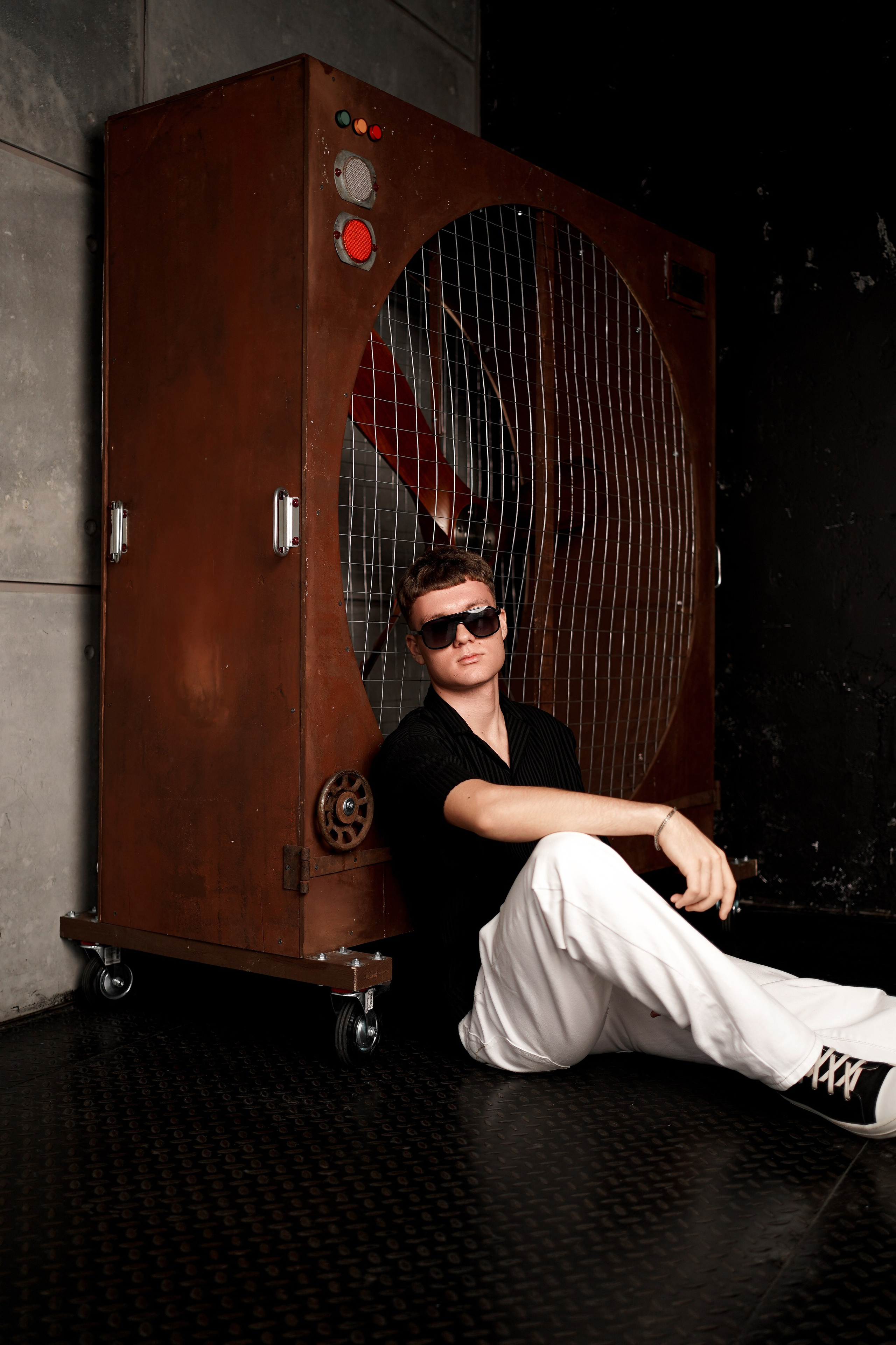 Мужская фотосессия в Ростове-на-Дону. Брутальные кадры в студии. Фотограф Алёна Чёботова. Свадебный фотограф в Ростове-на-Дону. Таинство Крещения и Венчания, семейные фотосессии. Алёна Чёботова