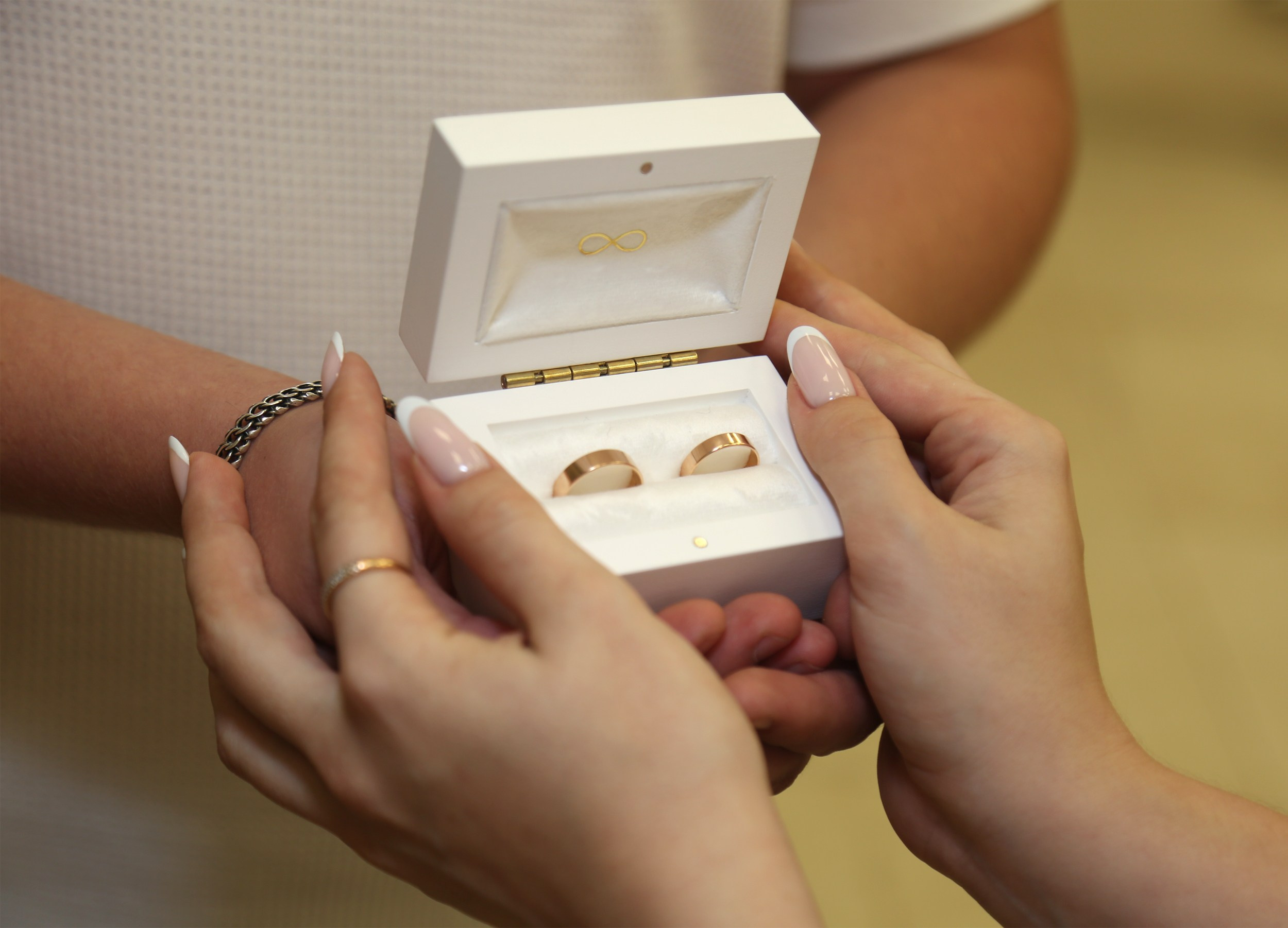 Свадебная фотосессия в ЗАГСе Савёловском Москве для Юлии и Игоря. Фотосессия в студии в Москве от профессионального фотографа услуги по доступным ценам