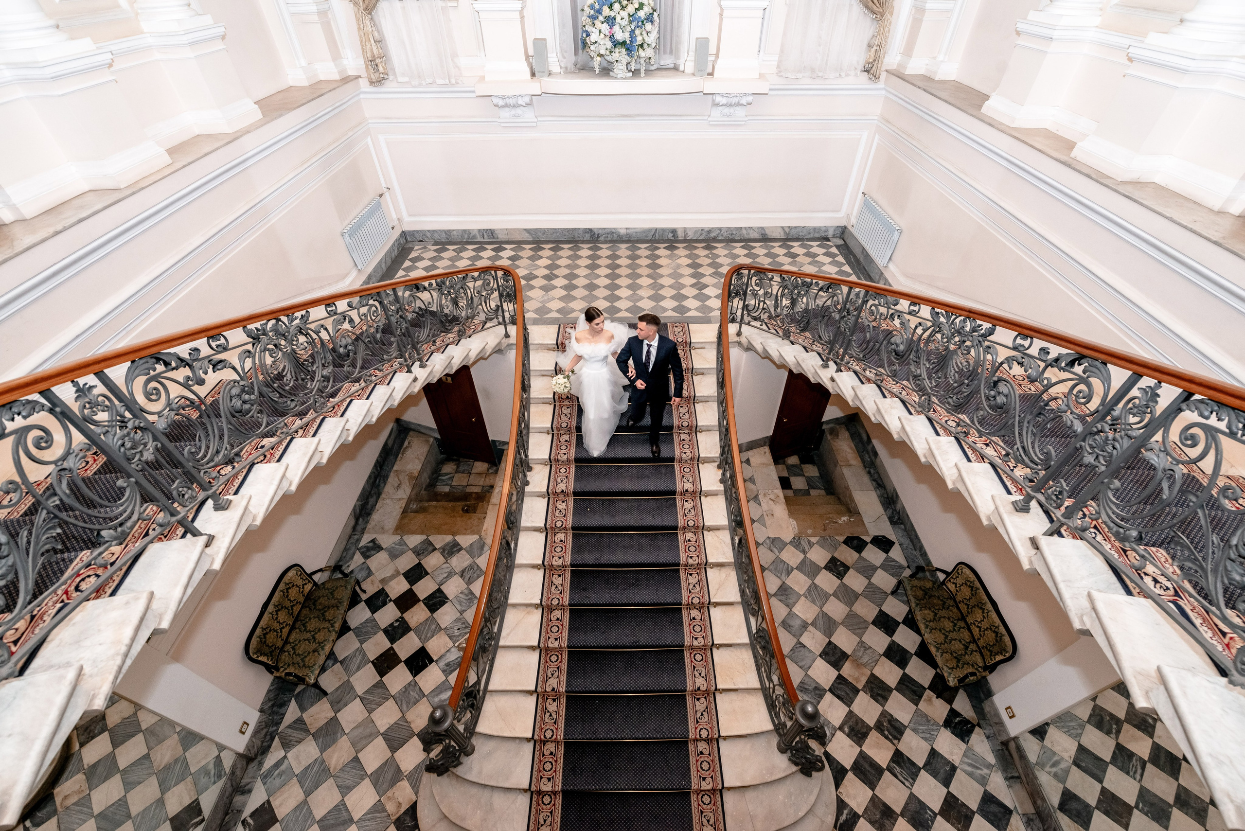 Осенняя великолепная свадебная прогулка жениха и невесты в октябре в Санкт-Петербурге в Михайловском парке и у Атлантов на Миллионной улице. Портретный, семейный и свадебный фотограф в Санкт-Петербурге и в Пушкине Ширяев Денис