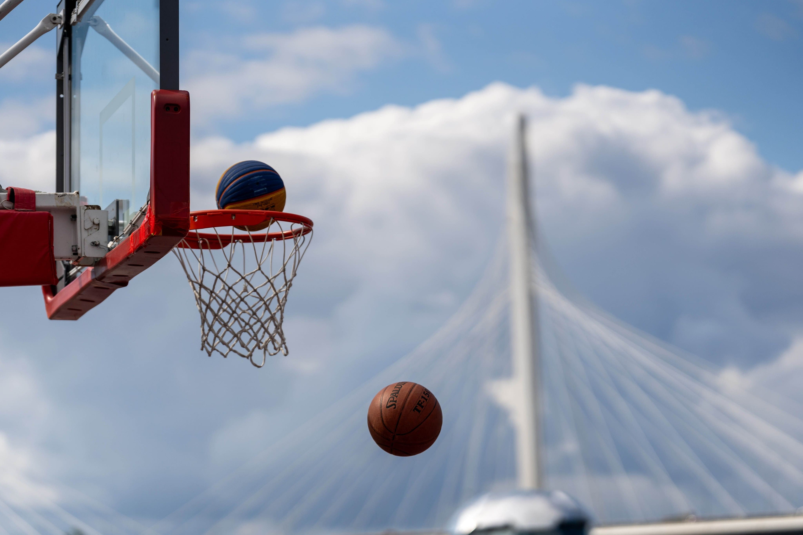 Баскетбольный мяч в кольце на турнире «Оранжевый мяч» в Санкт-Петербурге.