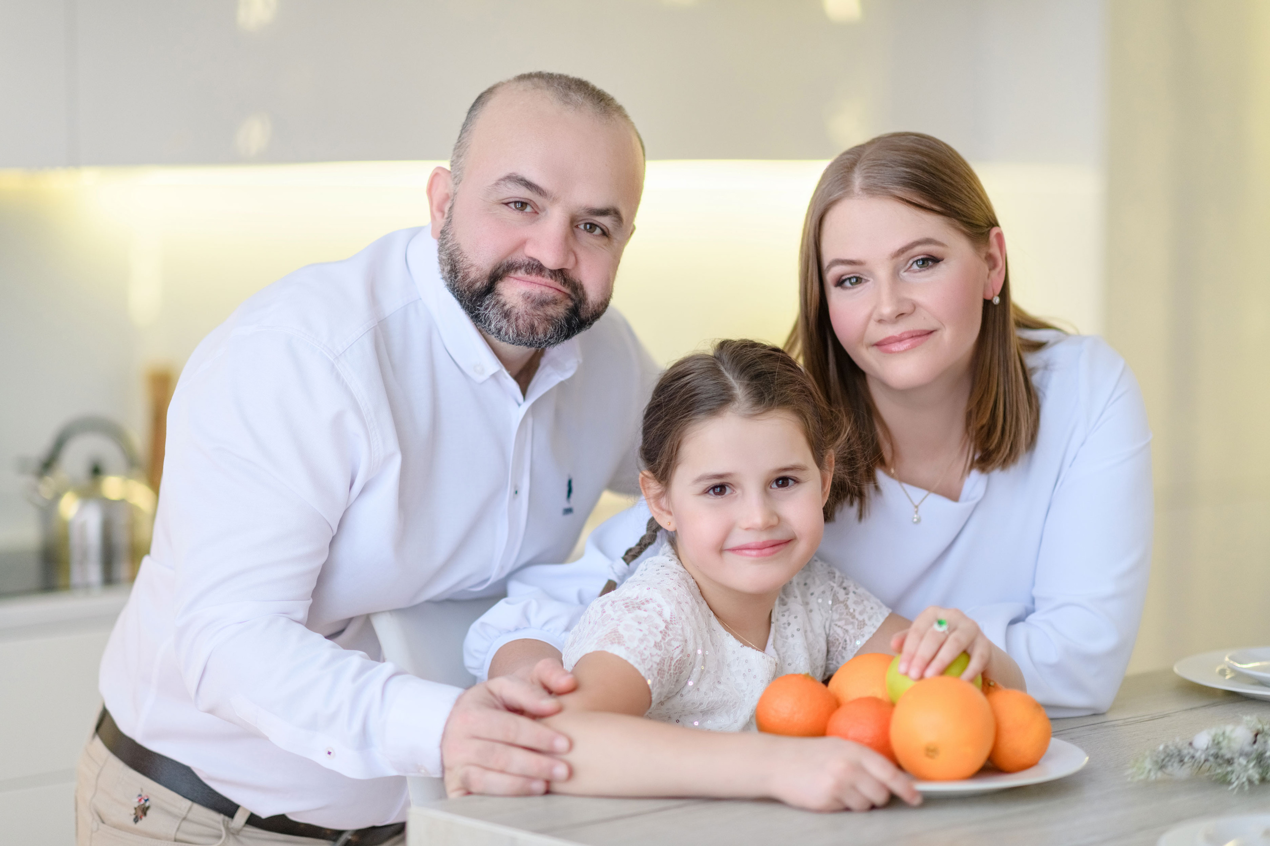 Нежная семейная фотосессия в Новогодней фотостудии. Свадебный и семейный фотограф в Санкт-Петербурге Олеся Еремеева