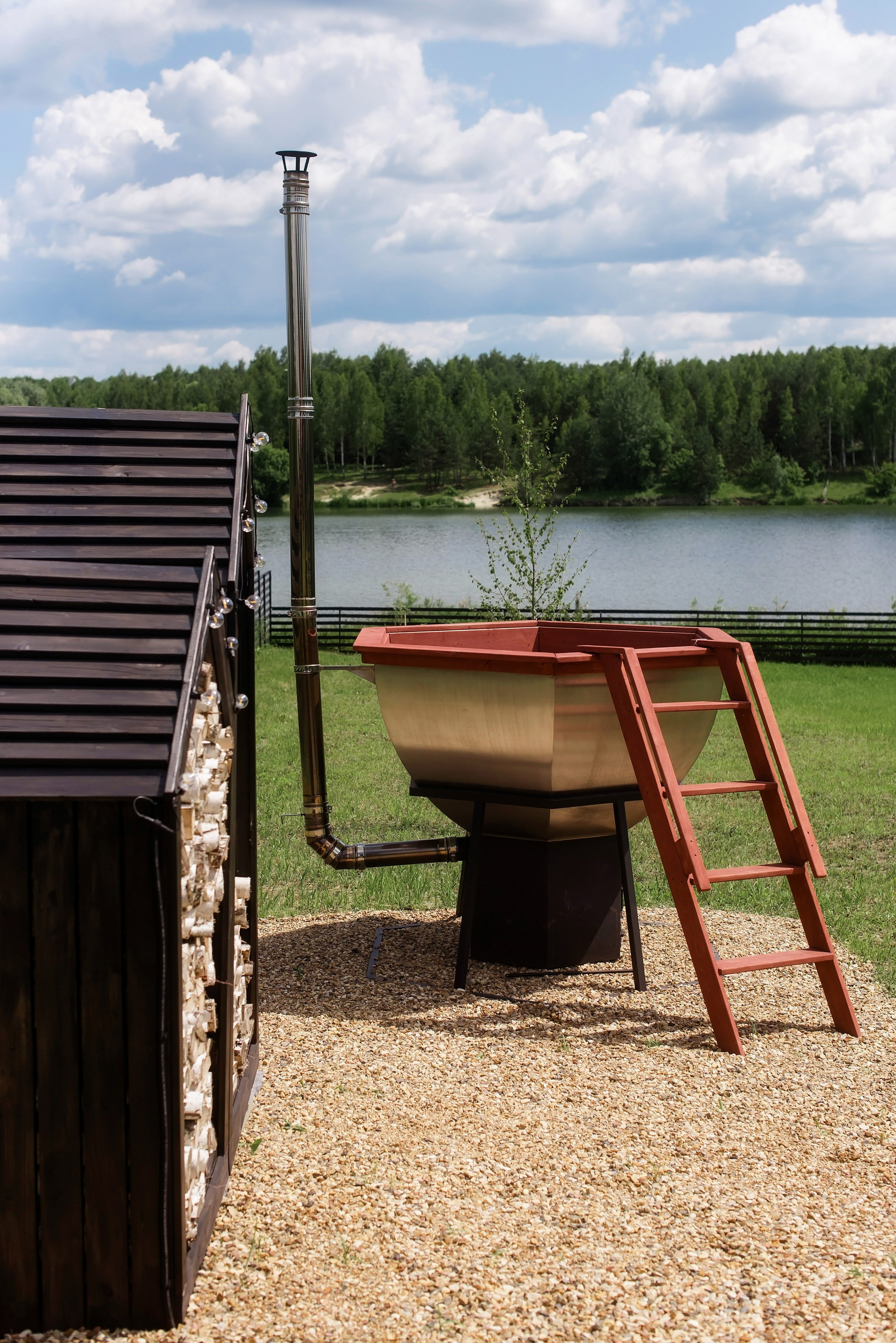 Глэмпинг. Аренда дома для отдыха в Брянске. Банный чан, зона BBQ. Дом на озере в Брянске. Отдых Брянск