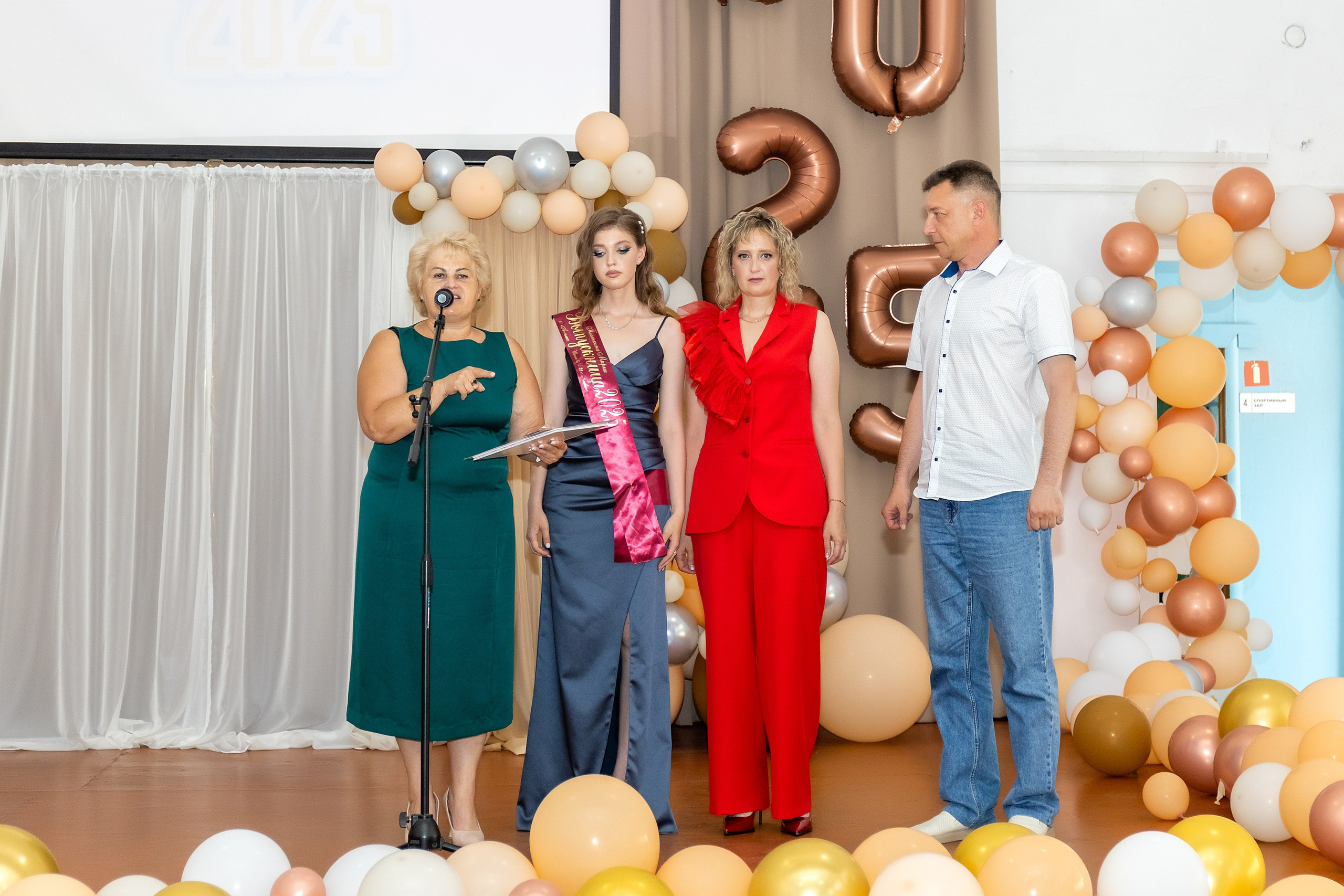 Выпускной. Школа 22, 11 класс. Стильный выпускной альбом Владивосток фотограф Вероника Мигачева