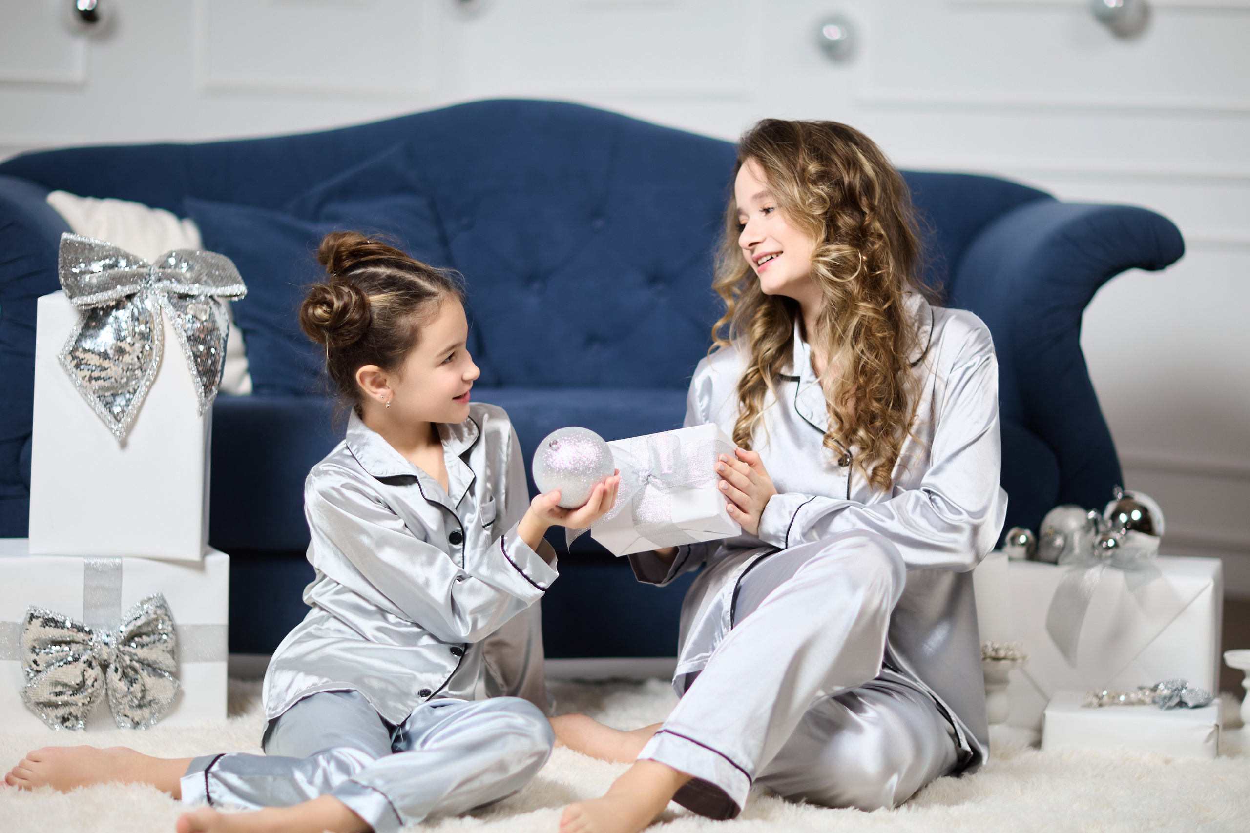 Фотосессия семейная мама с дочкой в новогодней фотостудии