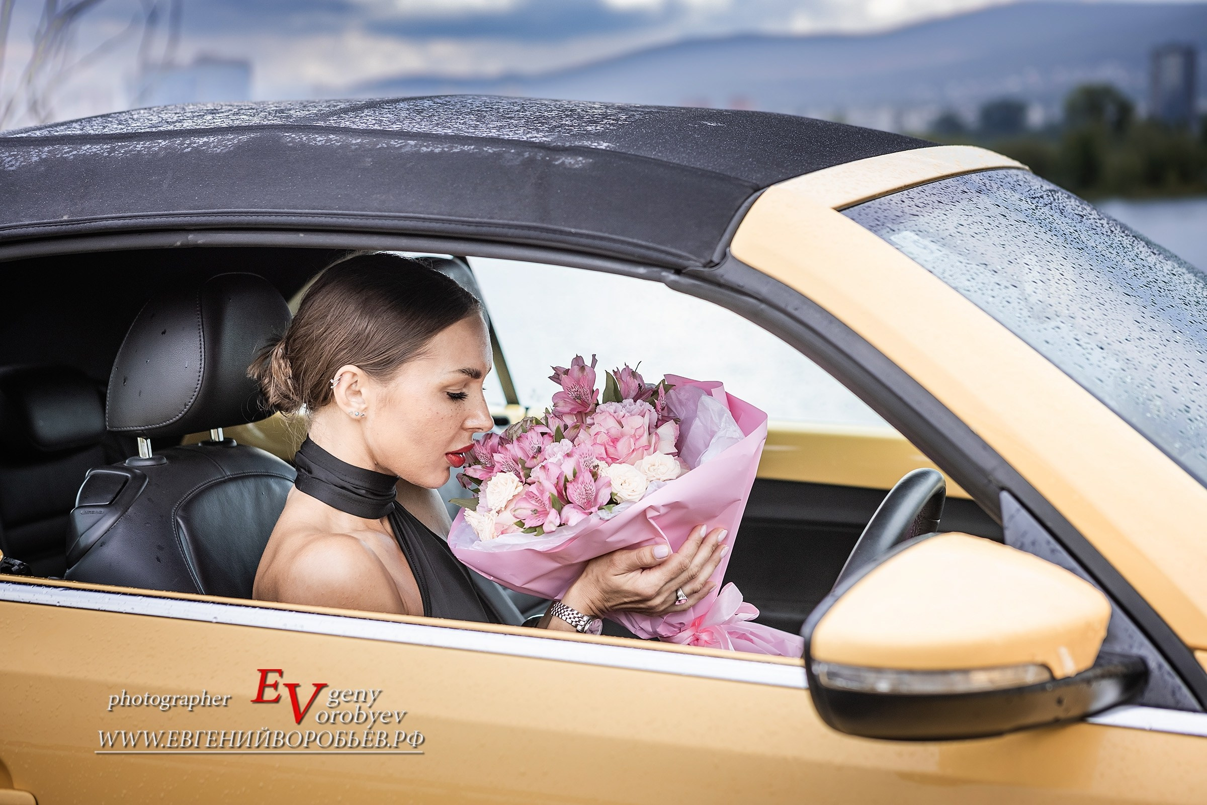 Аренда кабриолета в Красноярске на свадьбу фотосессия прокат автомобиль с водителем авто прогулка поездка прокатиться на кабриолете цена стоимость описание услуг заказать забронировать, индивидуальная экскурсия фото тур по красивым местам достопримечательность смотровая Красноярск прокат лимузинов цветы праздник