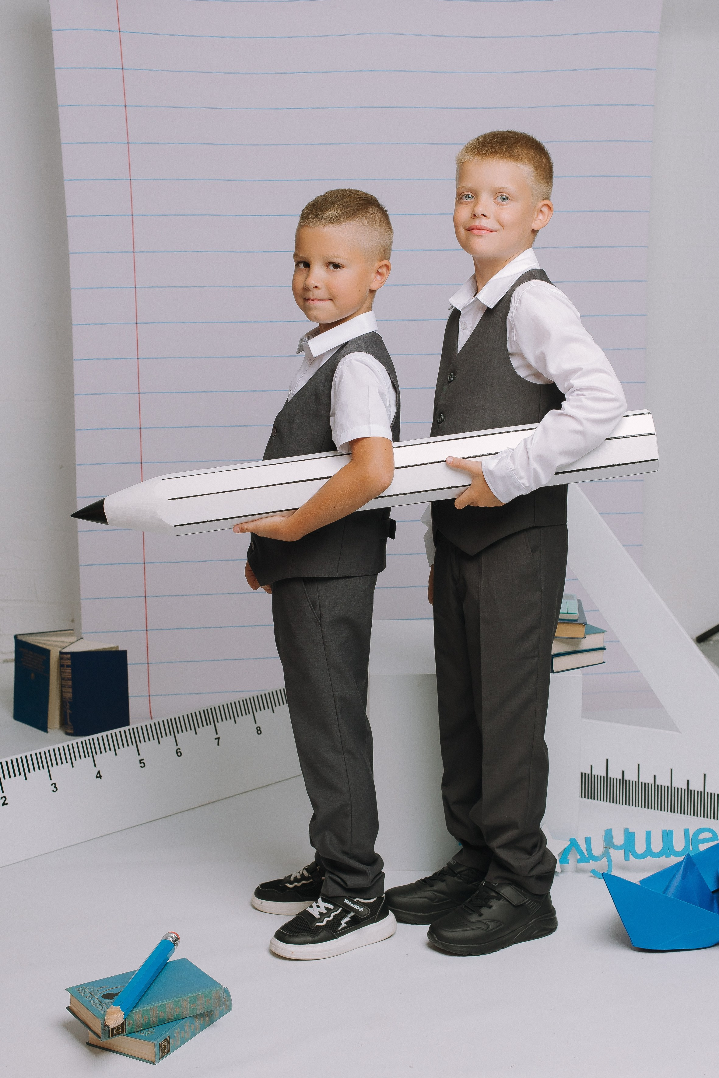 Студия- Портреты начальная школа (С реквизитом). Выпускные альбомы Натальи Бутко: Новороссийск, Анапа, Геленджик