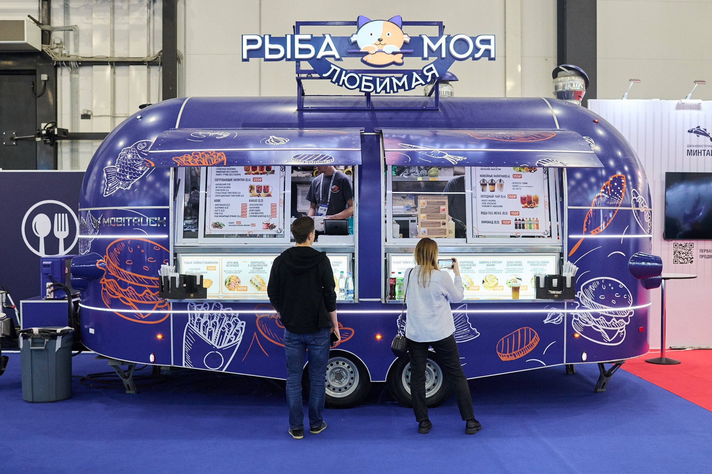 Фуд‑трак «Рыба моя любимая» на Seafood Expo Russia 2025: покупатели выбирают морепродукты. Репортажная съёмка гастрономической зоны выставки в КВЦ «Экспофорум», Санкт‑Петербург.