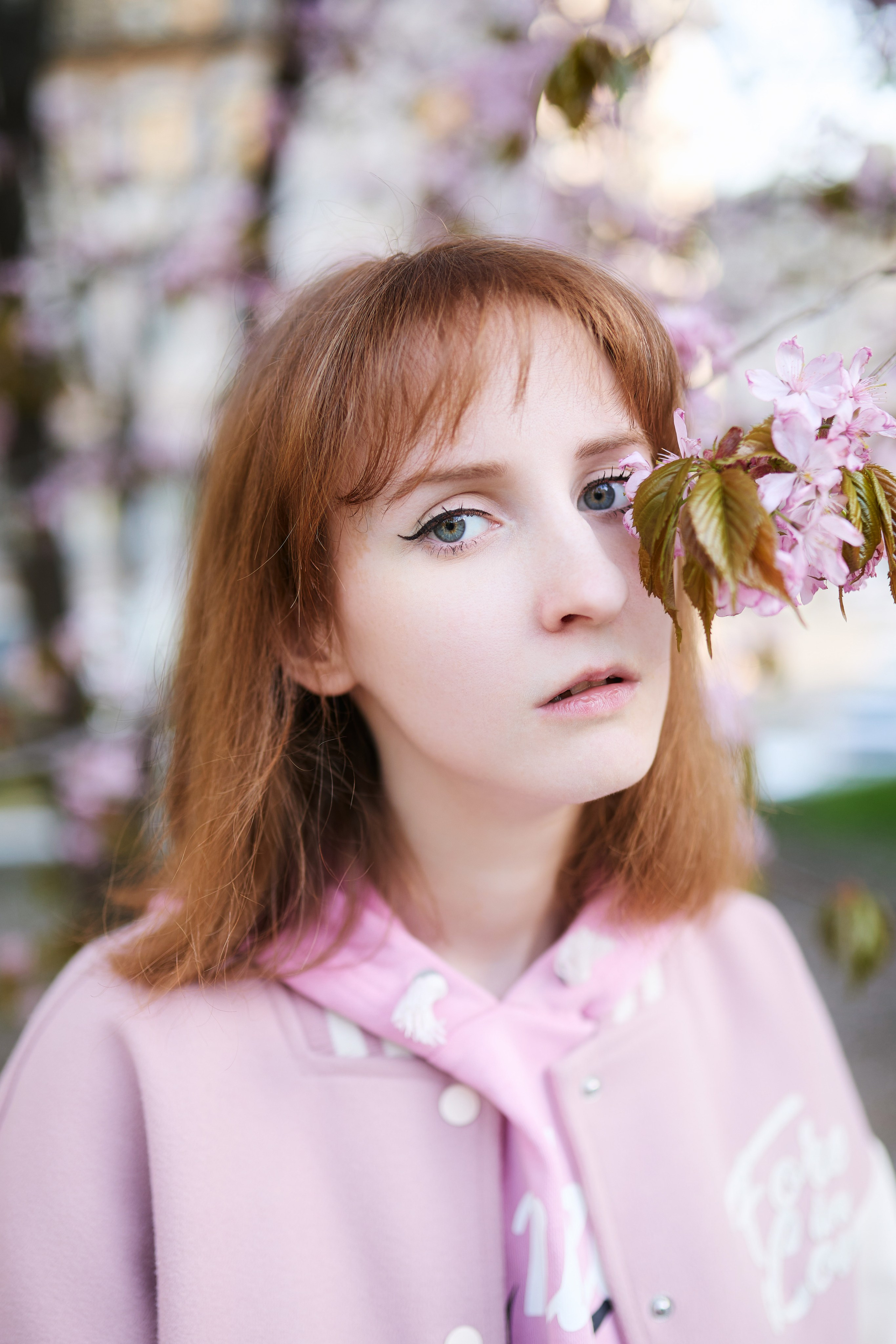 Индивидуальная портретная фотосессия с девушкой и цветами в центре Владивостока