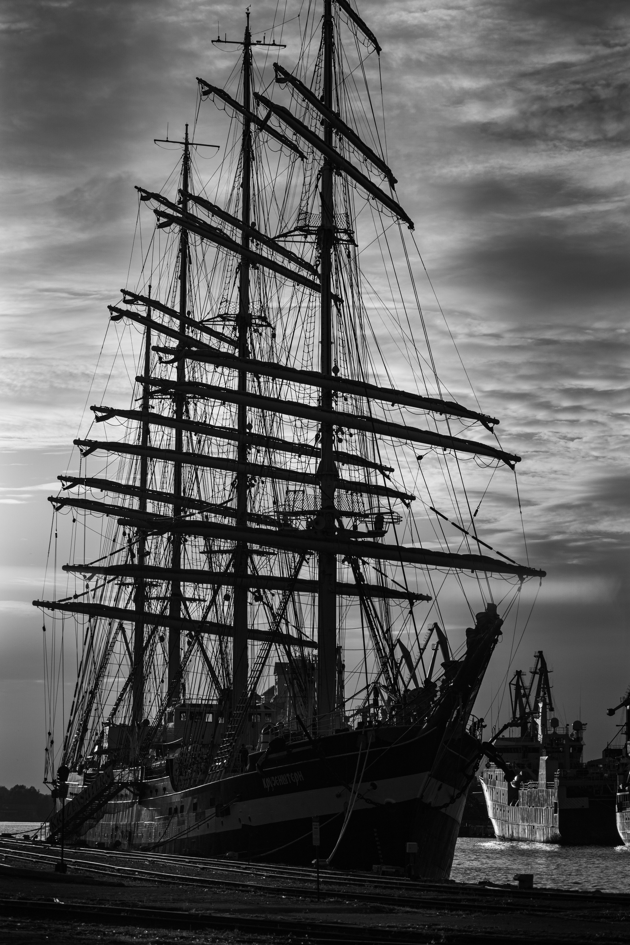 Корабль парусный Барк Крузенштерн в родной гавани.