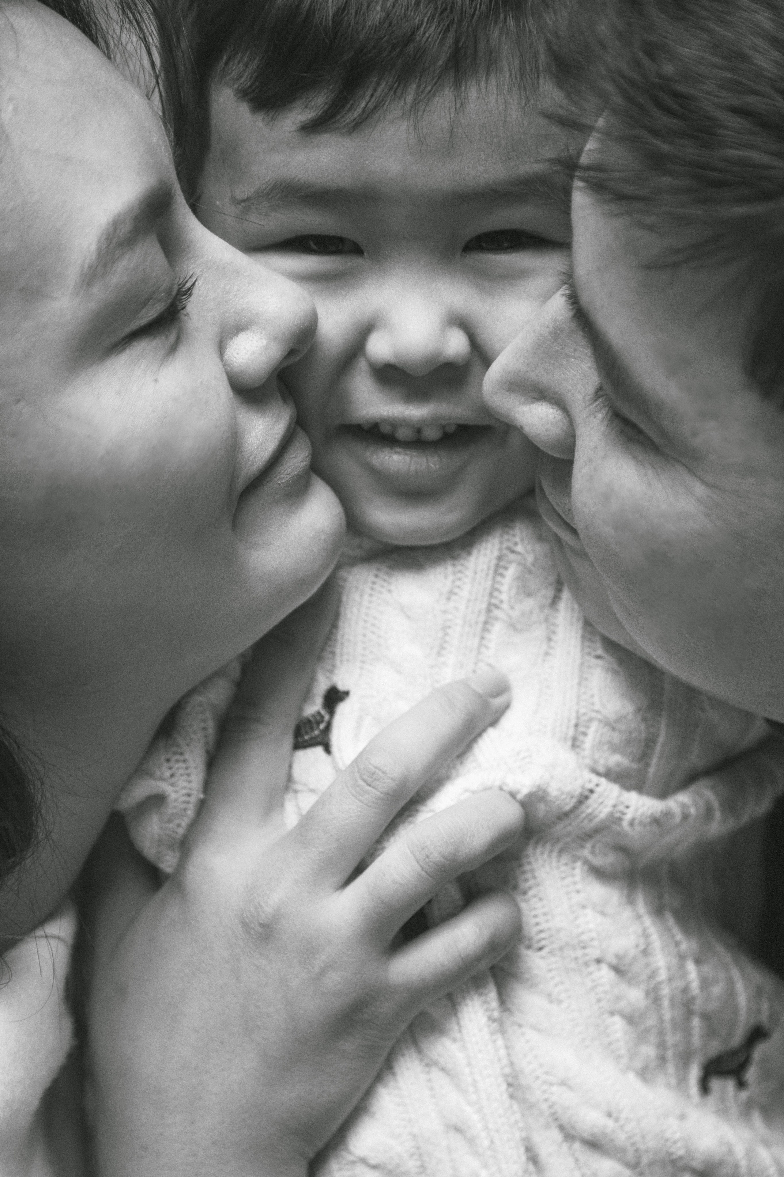 Семейная фотосессия в фотостудии 2Стула. Свадебный, семейный и портретный фотограф в Алматы, Костанай