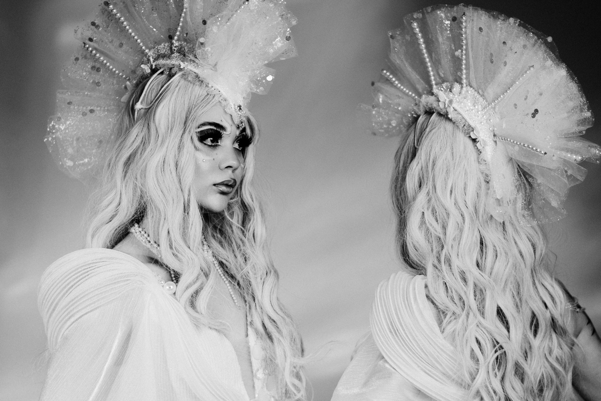 Арт-фотосессия с синим светом на циклораме. Портретный фотограф Тюмень Дарья Мустафина