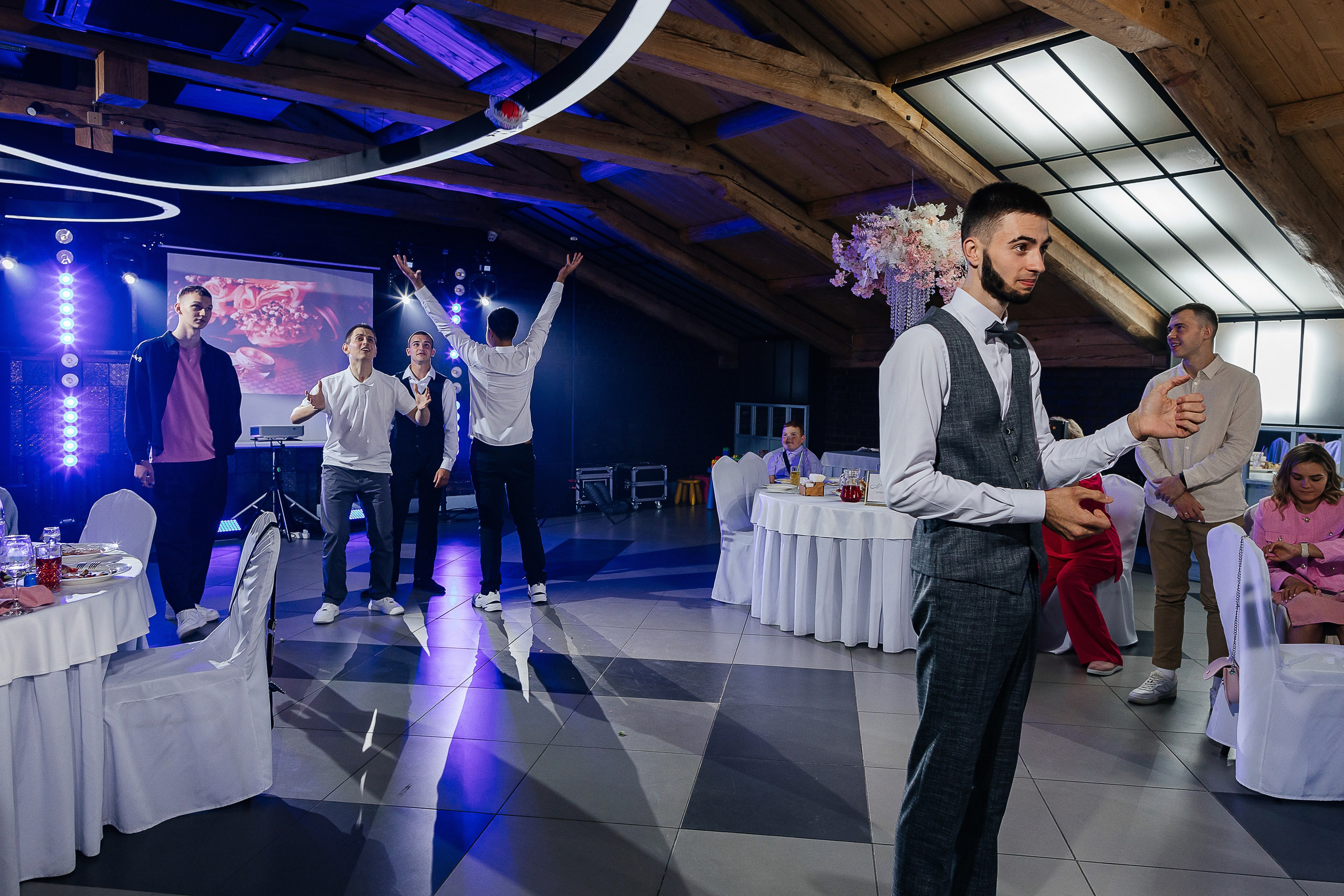 Чувственная первая встреча пары в отеле. Олег Сверчков | Свадебный фотограф Вологда