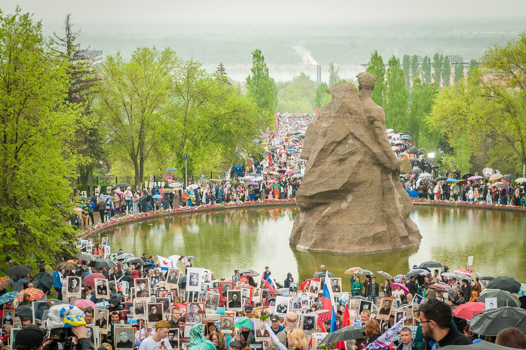 Вид на шествие "Бессмертного полка" на Мамаевом кургане