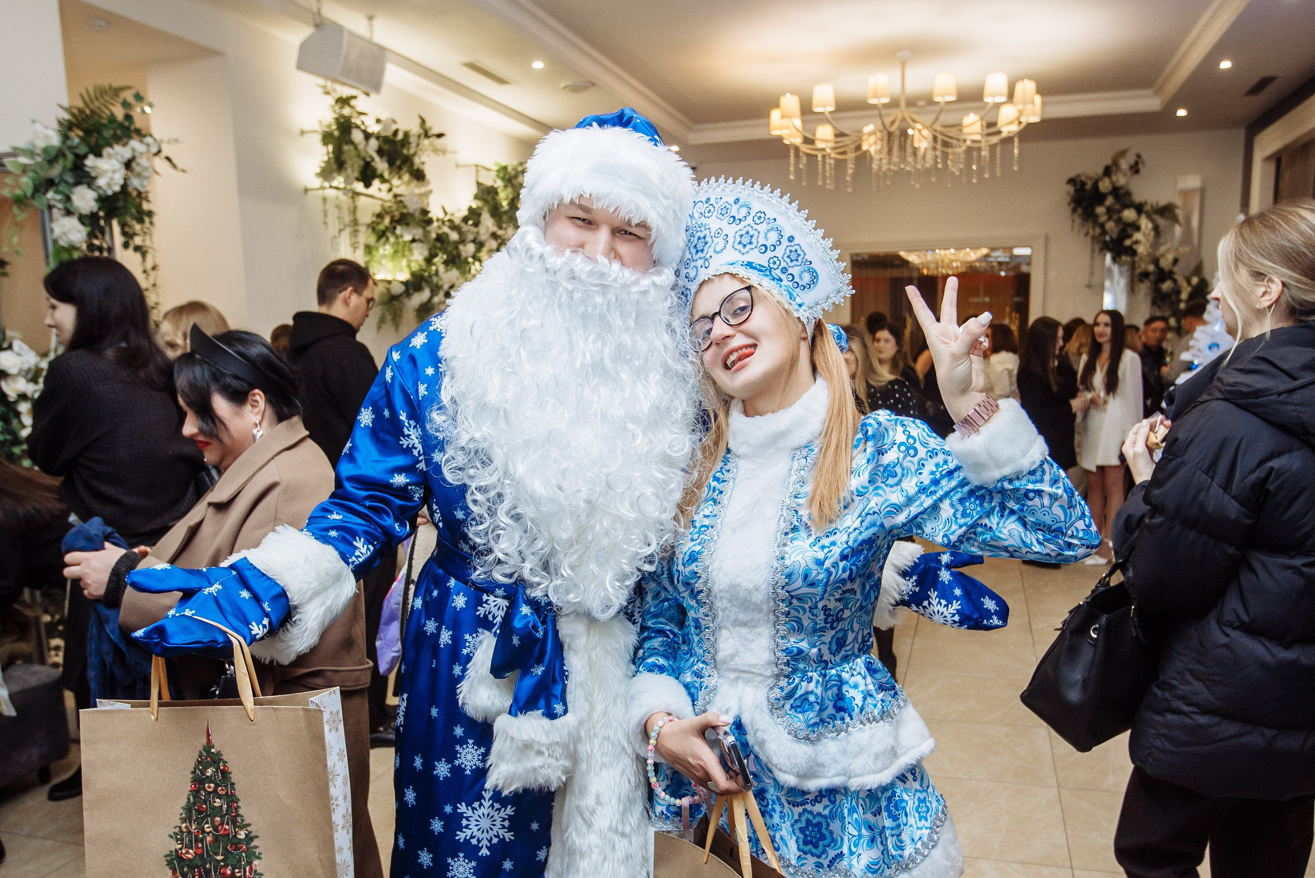 Дед мороз со снегурочкой в объективе фотографа на Новогоднем корпоративе, пригласить фото видео специалистов в компанию на праздник можно на этом сайте