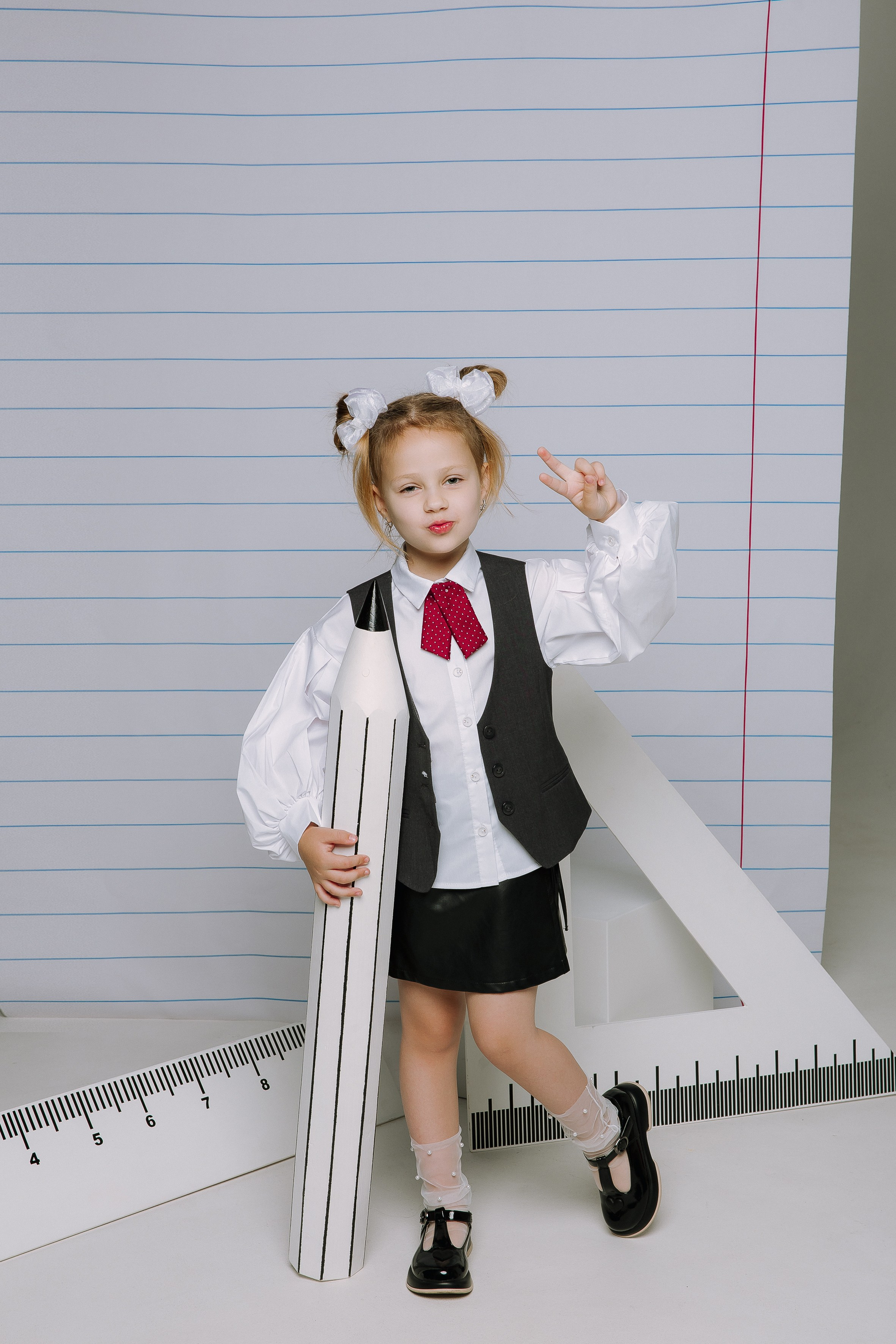 Студия- Портреты начальная школа (С реквизитом). Выпускные альбомы Натальи Бутко: Новороссийск, Анапа, Геленджик