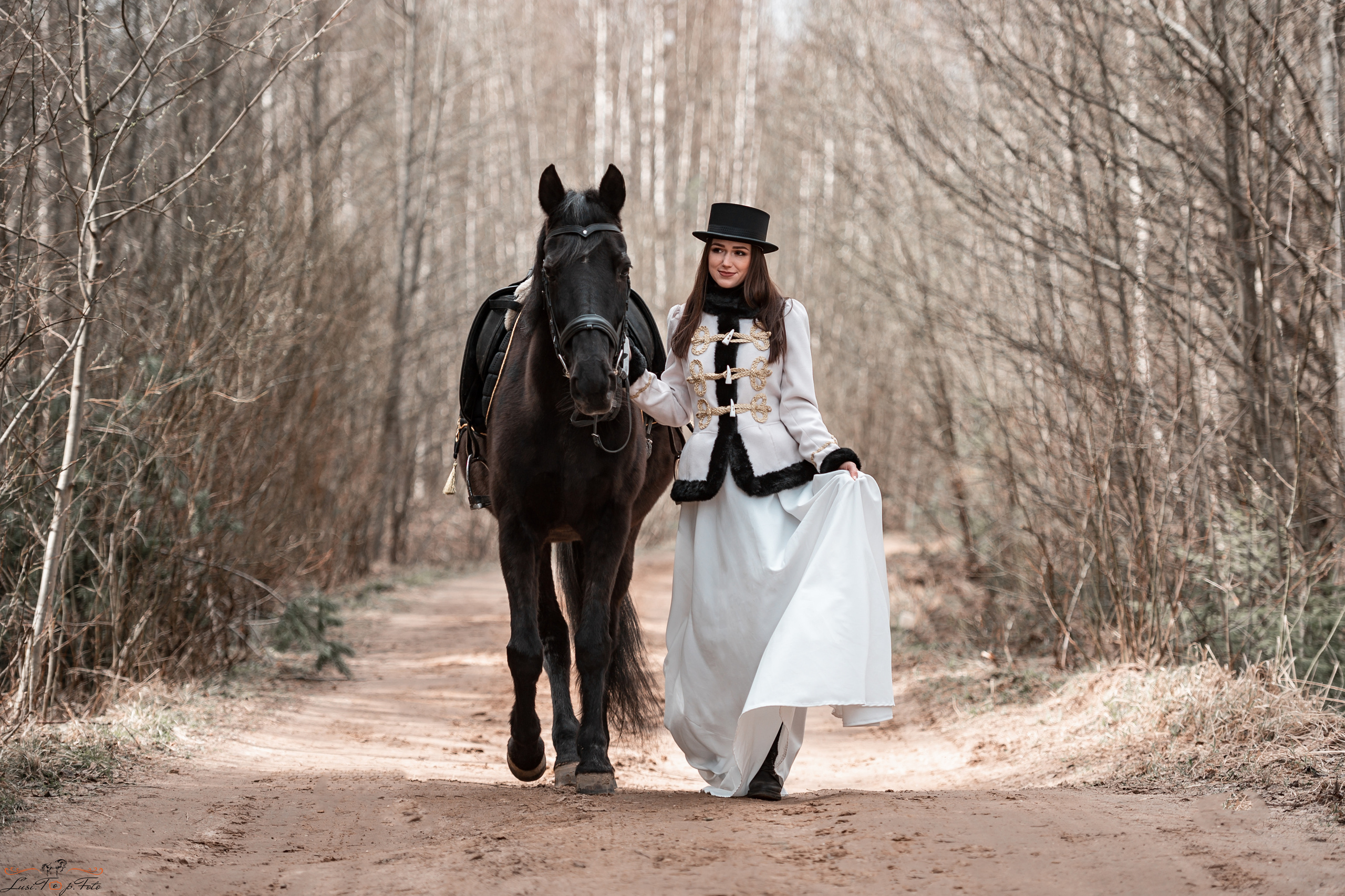 Фотосессия в белой амазонке на вороной Пиранье с чудесной Анастасией. Конный и фотограф с животными в Твери Топталова Люся