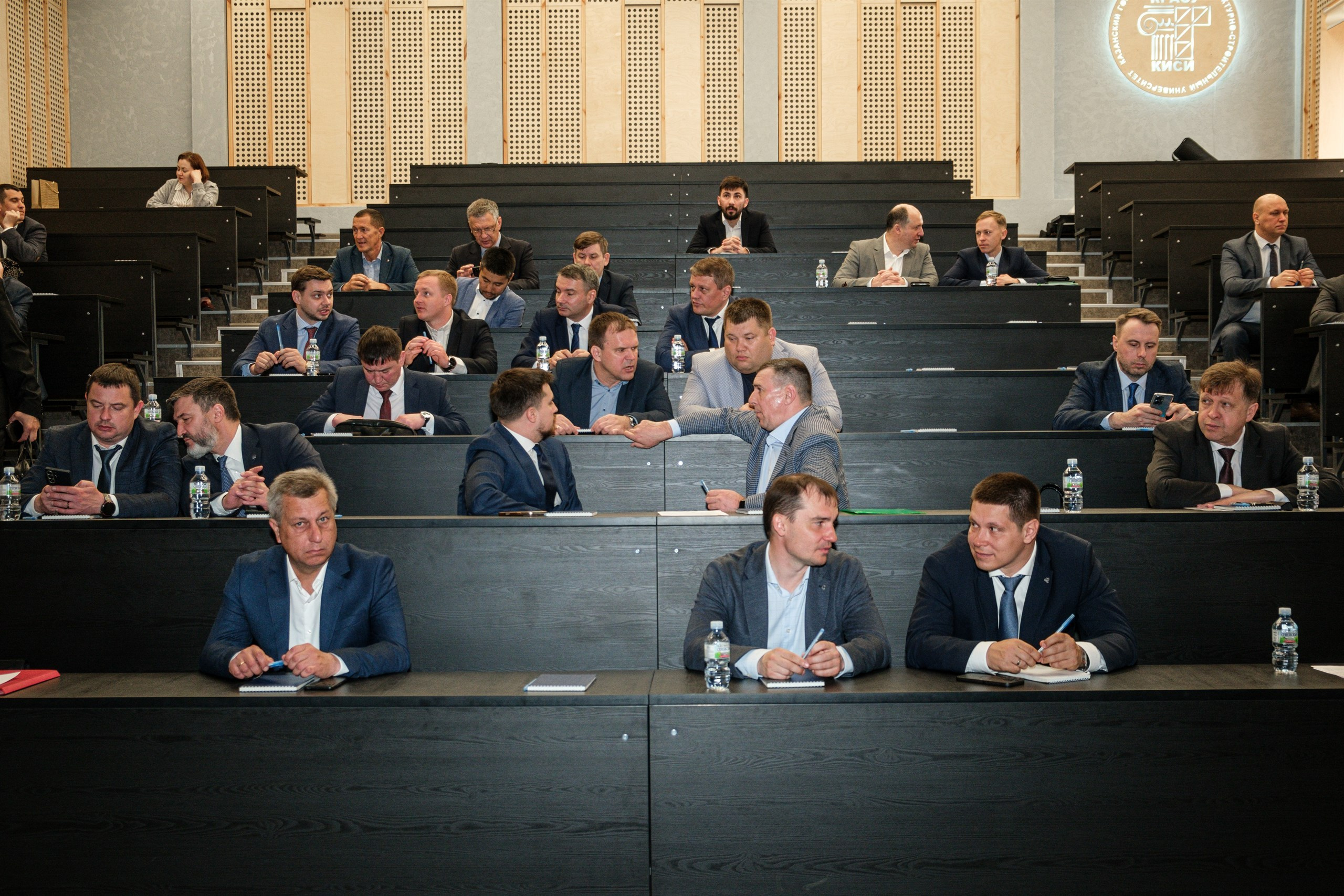 Съёмка отраслевого семинара в Казани: полный зал амфитеатром