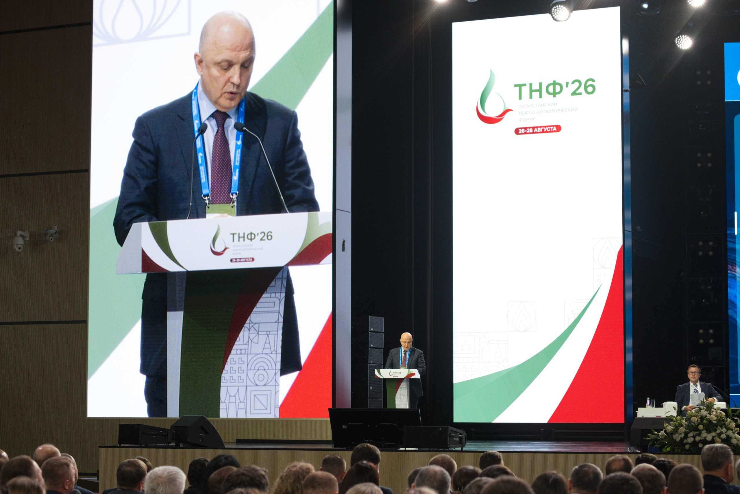 Спикер на трибуне пленарного заседания форума ТНФ 26 в Казани