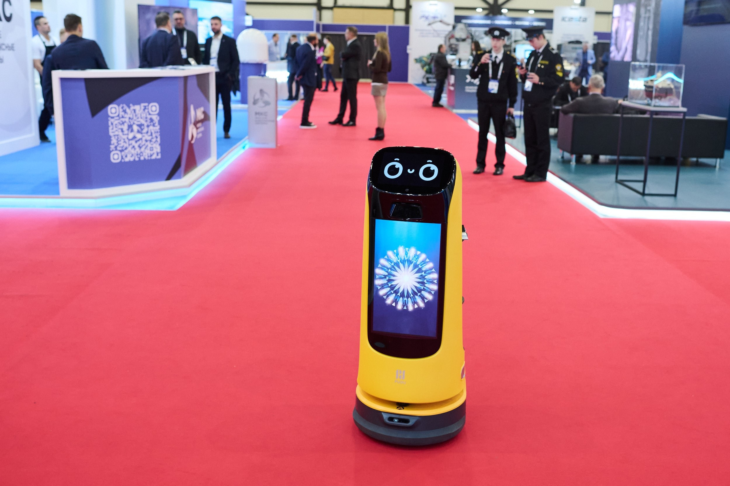 Робот‑распределитель рекламных буклетов на выставке Seafood Expo Russia 2025 в Экспофоруме. Репортажная съёмка инновационного элемента мероприятия, Санкт‑Петербург.