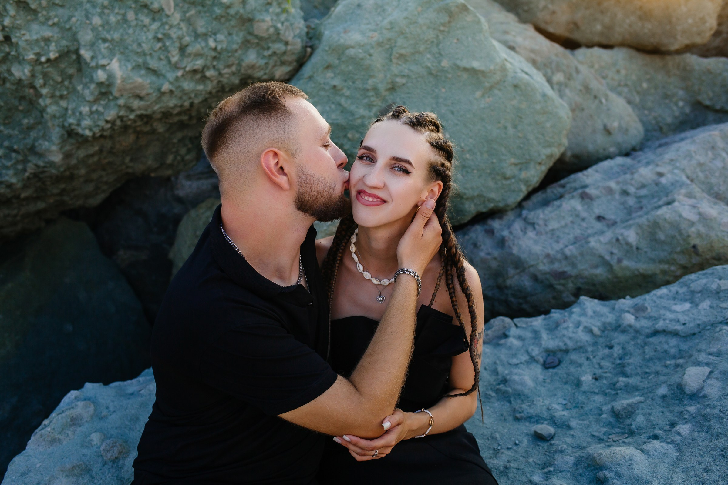 лав стори на берегу моря с большими камнями Адлер.